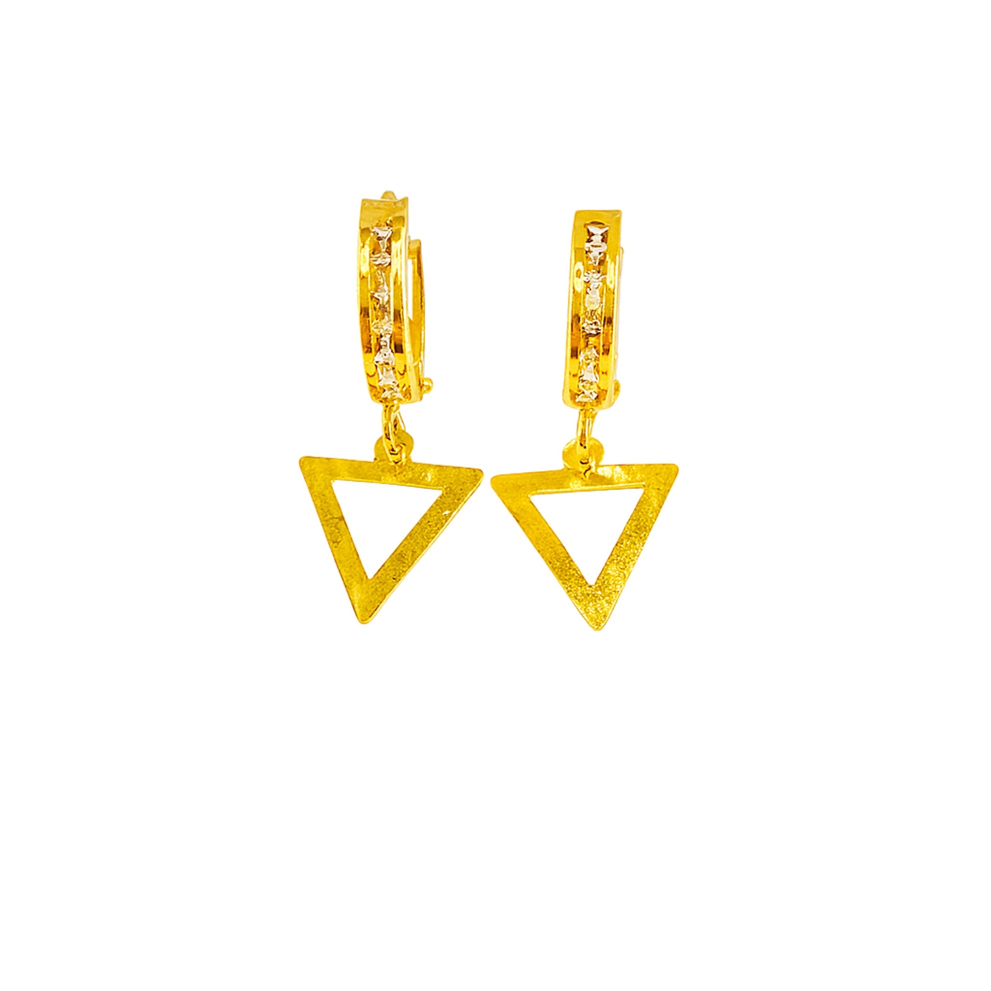 Aretes medianos tipo huggie en oro 14K con dije colgante de triángulo y circonias brillantes, perfectos para un look moderno y geométrico