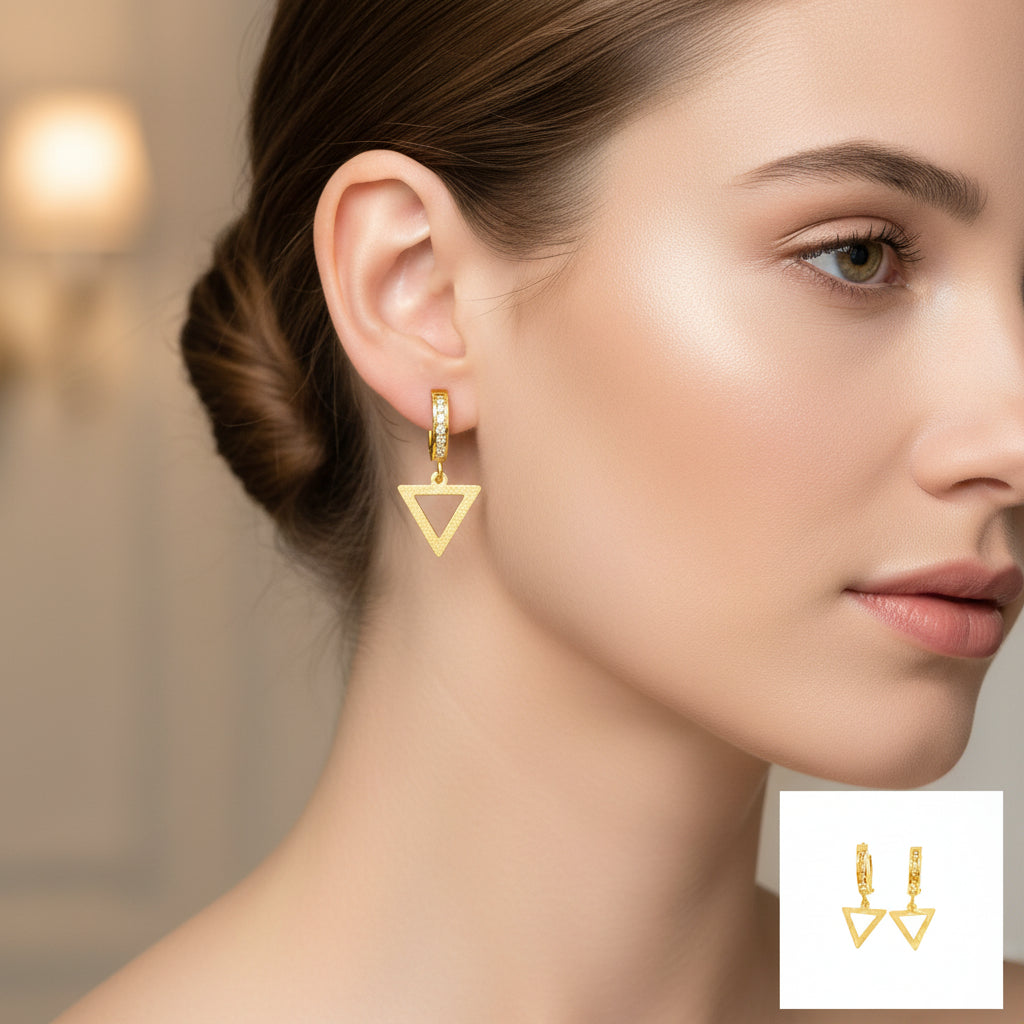 Aretes medianos tipo huggie en oro 14K con dije colgante de triángulo y circonias brillantes, perfectos para un look moderno y geométrico