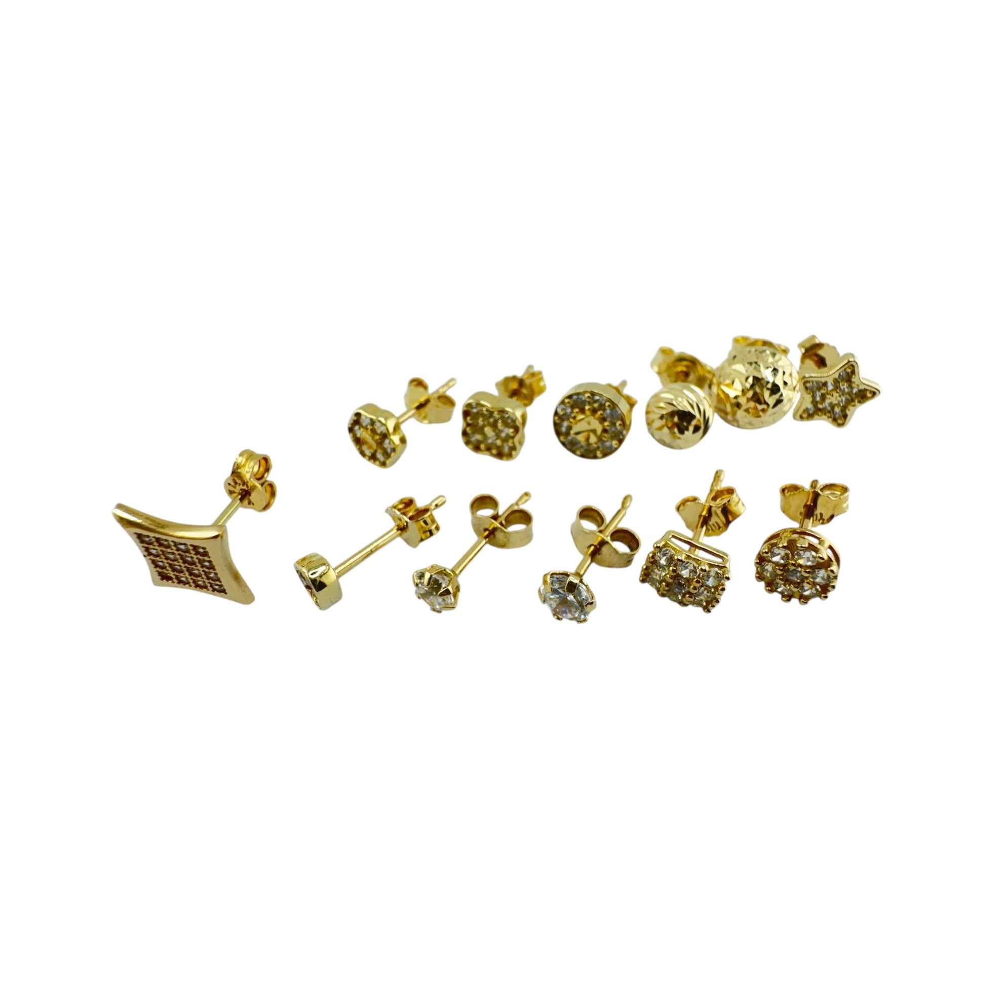 Colección de aretes pequeños con cierre mariposa en oro 14K, diseños variados con circonias brillantes y estilos elegantes.
.