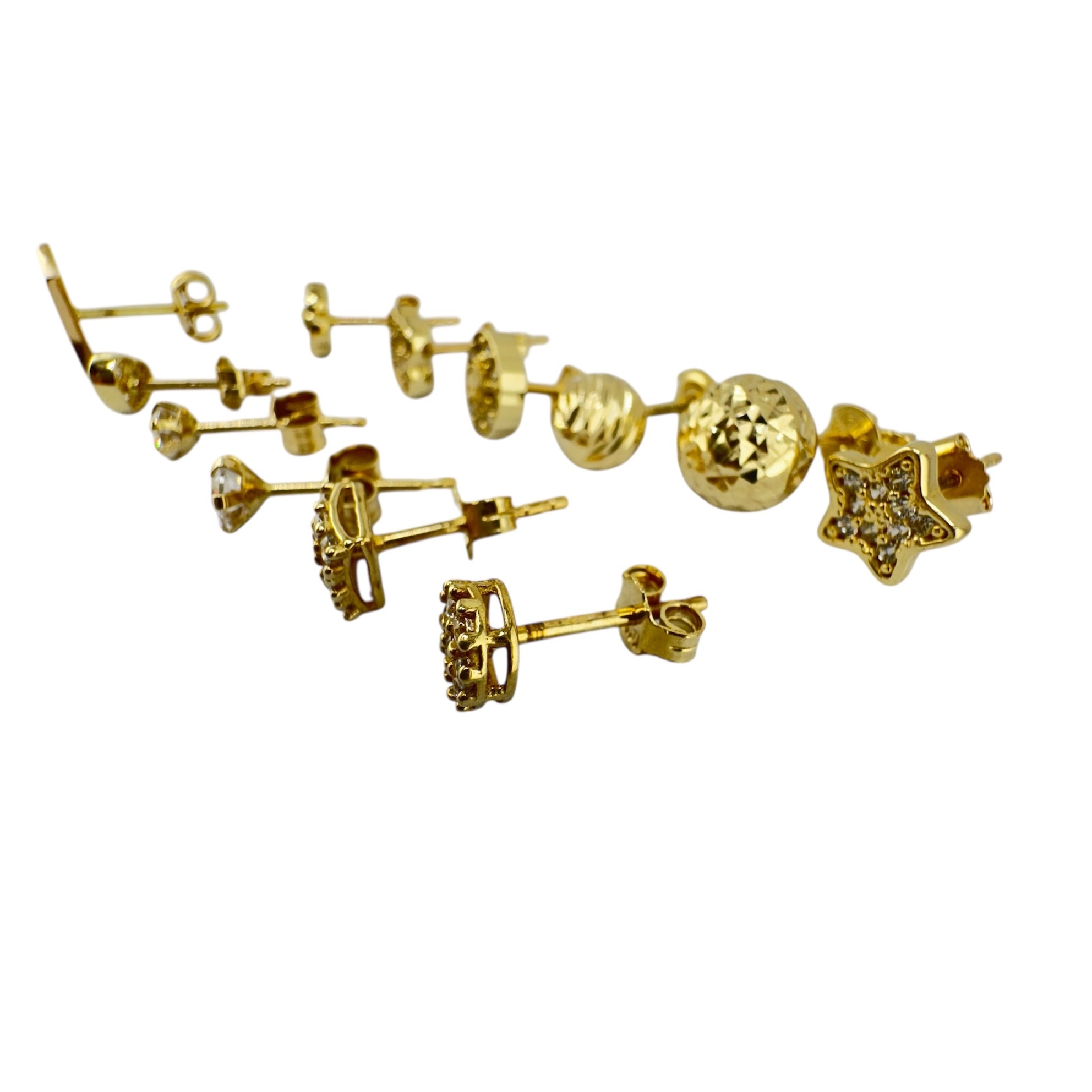 Aretes pequeños con cierre mariposa en oro 14K, diseños variados con circonias y acabados brillantes elegantes.