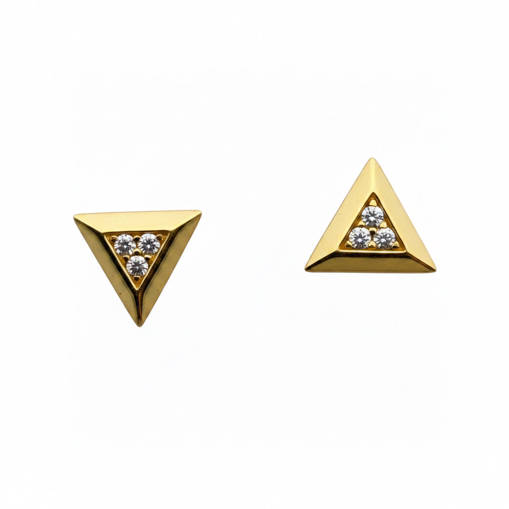 Aretes pequeños en Oro 10K con cierre de rosca, diseño triangular dorado con tres circonias pequeñas en el centro.