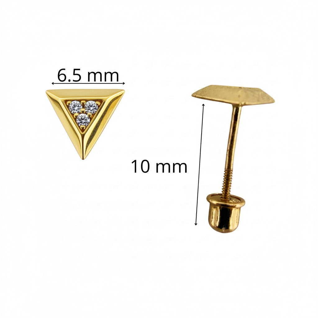Aretes pequeños en Oro 10K con cierre de rosca, diseño triángulo con tres piedras brillantes y medida aproximada de 6.5 mm.