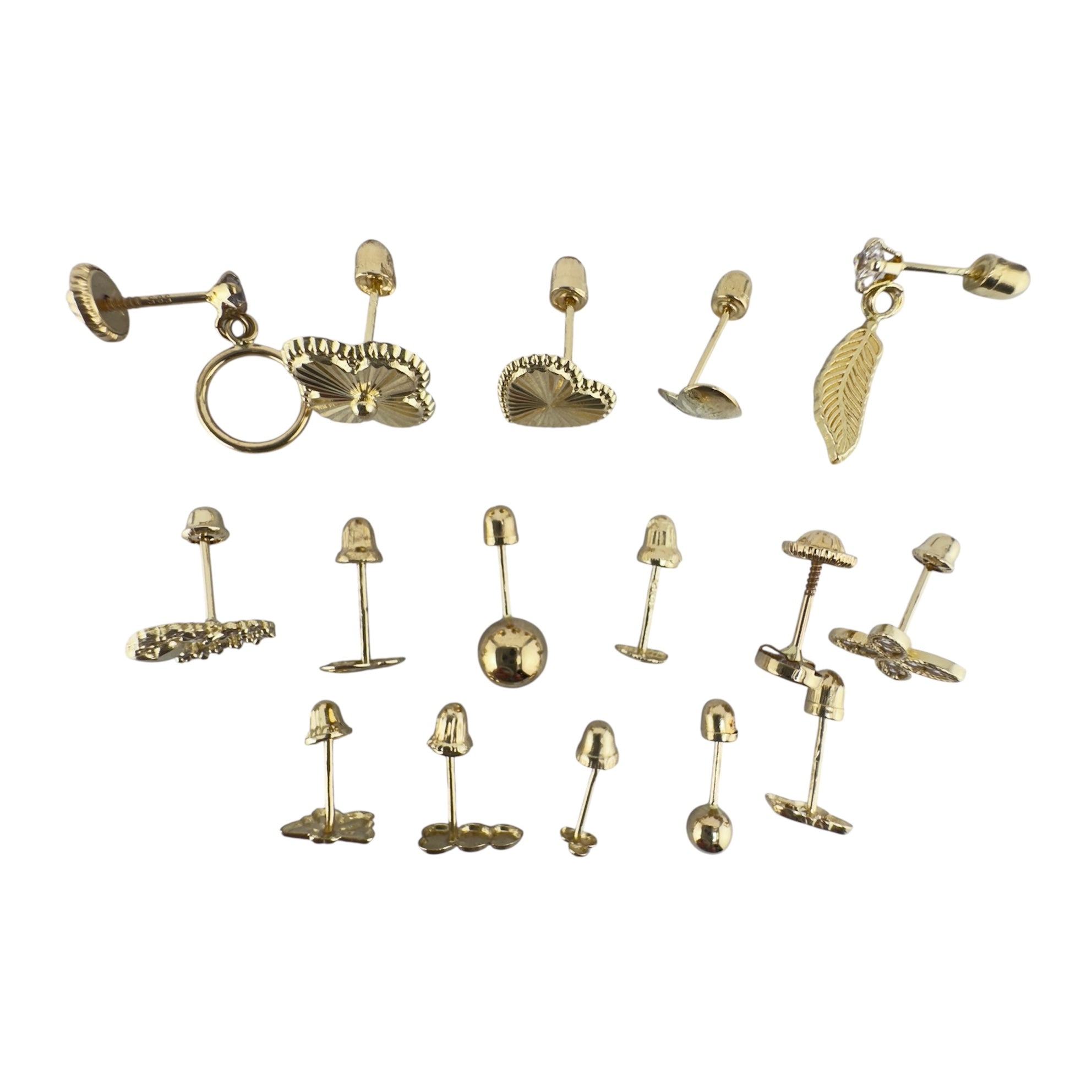 Aretes pequeños en oro 14K con cierre de rosca, diferentes diseños elegantes y minimalistas para uso diario.