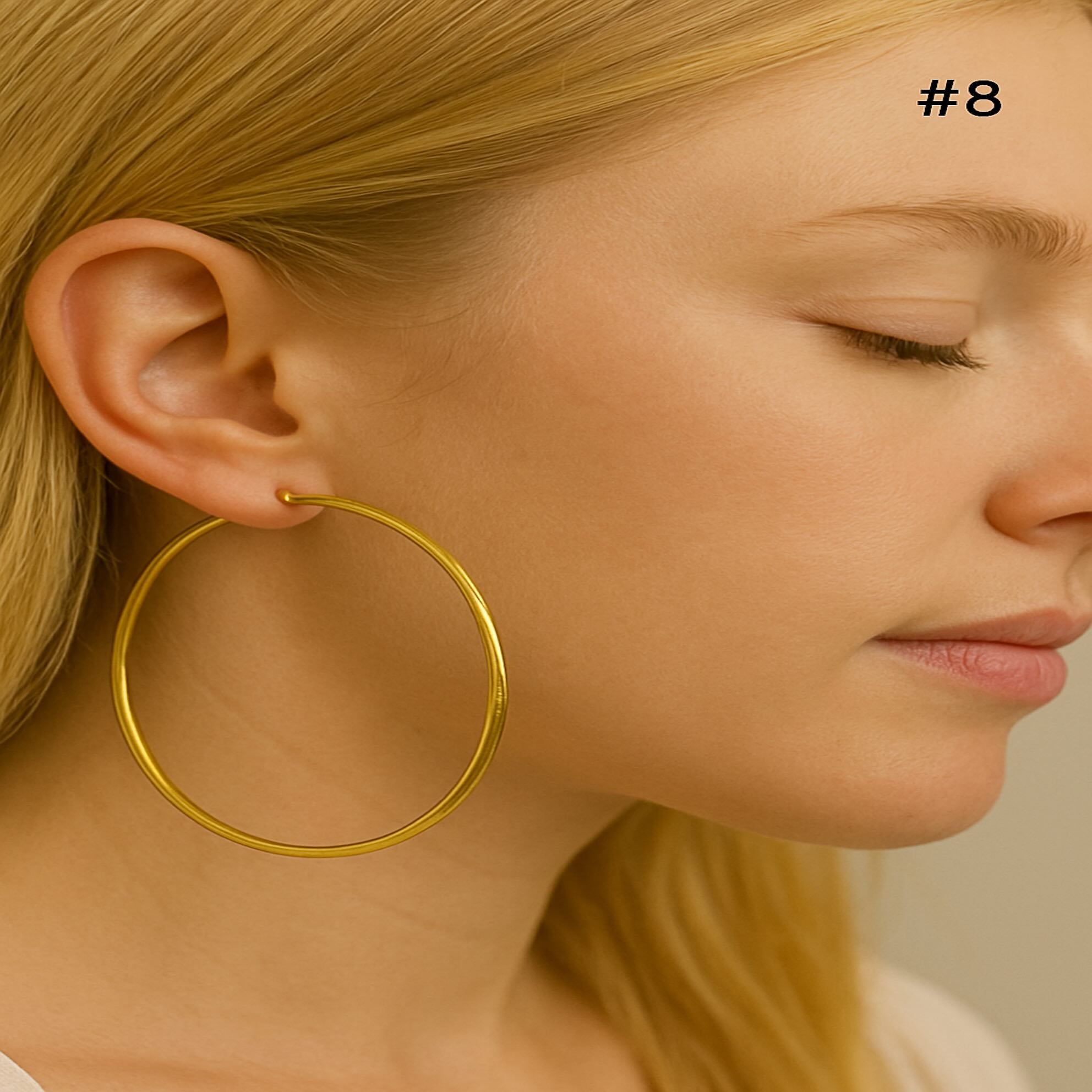 “Argolla de oro 14K de forma fina extragrande en uso, un diseño elegante y ligero que realza el estilo con sofisticación.”