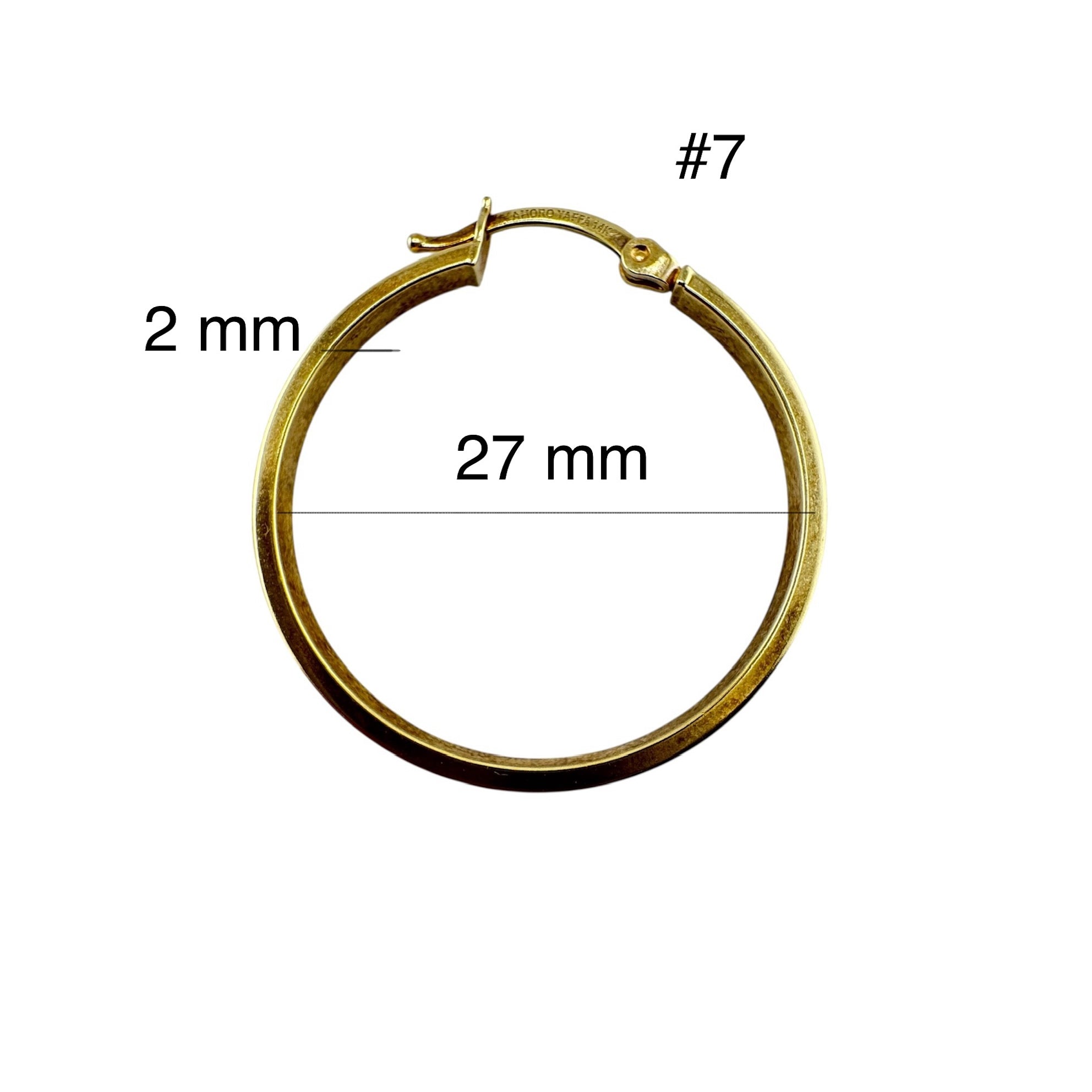 “Argolla en oro 14K con diseño meandro mediana, medida 2 x 27 mm, un estilo clásico y sofisticado para cualquier ocasión.”