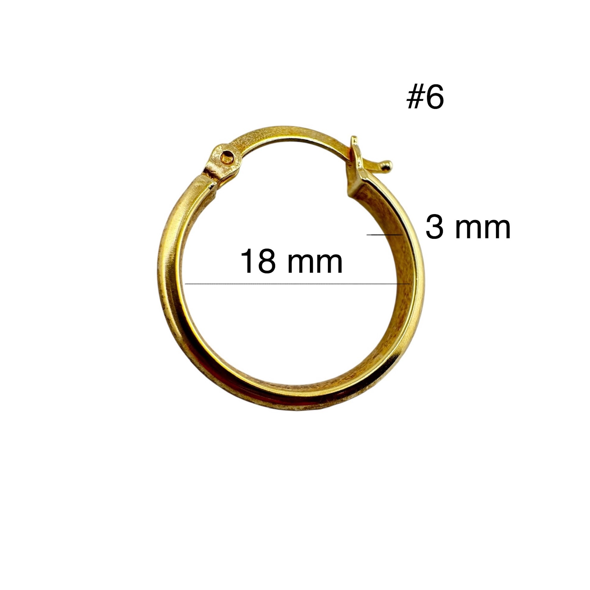 Argolla en oro 14K con diseño meandro pequeña, medida 3 x 18 mm, un estilo clásico y elegante para uso diario.”
