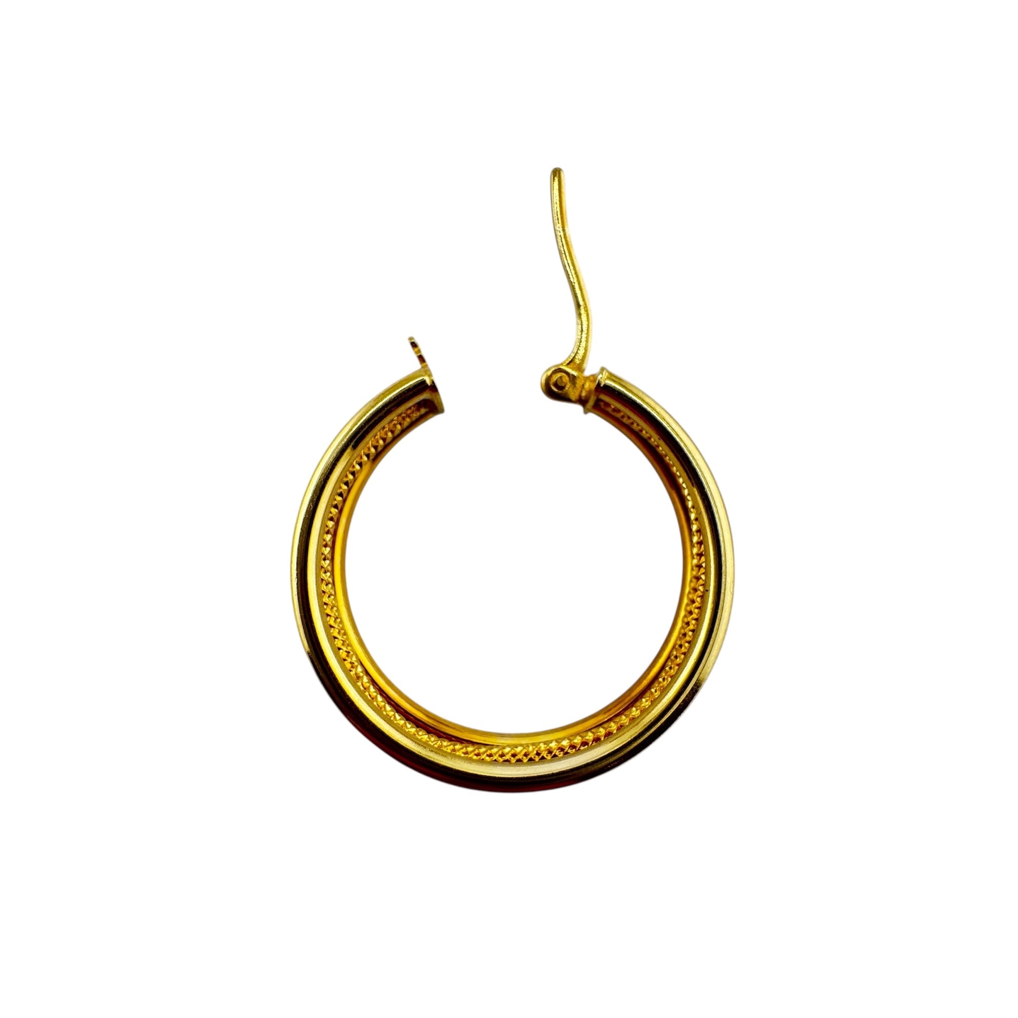 “Detalle de argolla en oro 14K con diseño de tres aros mixtos texturizados, medida 5.5 x 23 mm, elegante y moderna.”