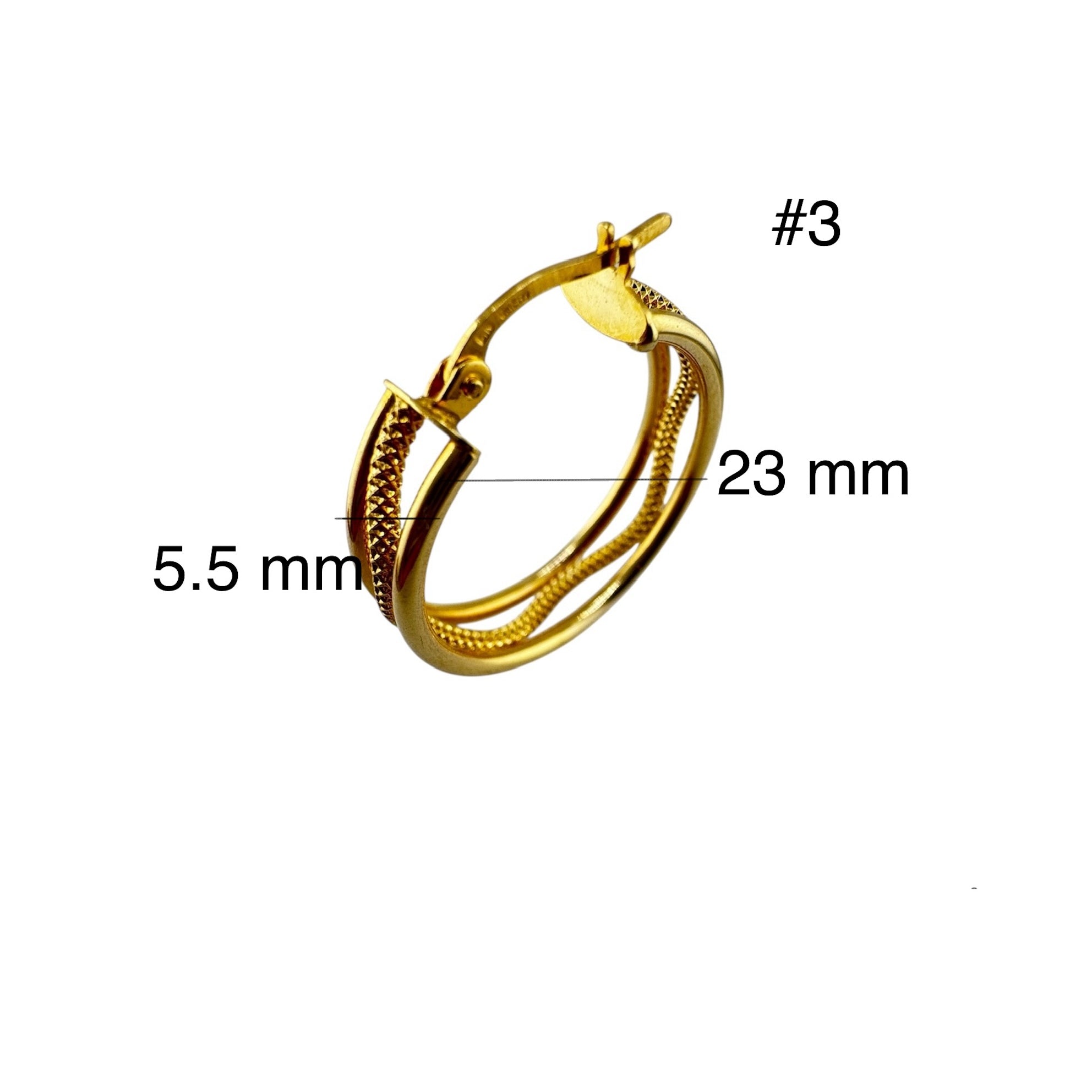 Argolla en oro 14K con diseño de tres aros mixtos texturizados, medida 5.5 x 23 mm, estilo moderno y detallado.”