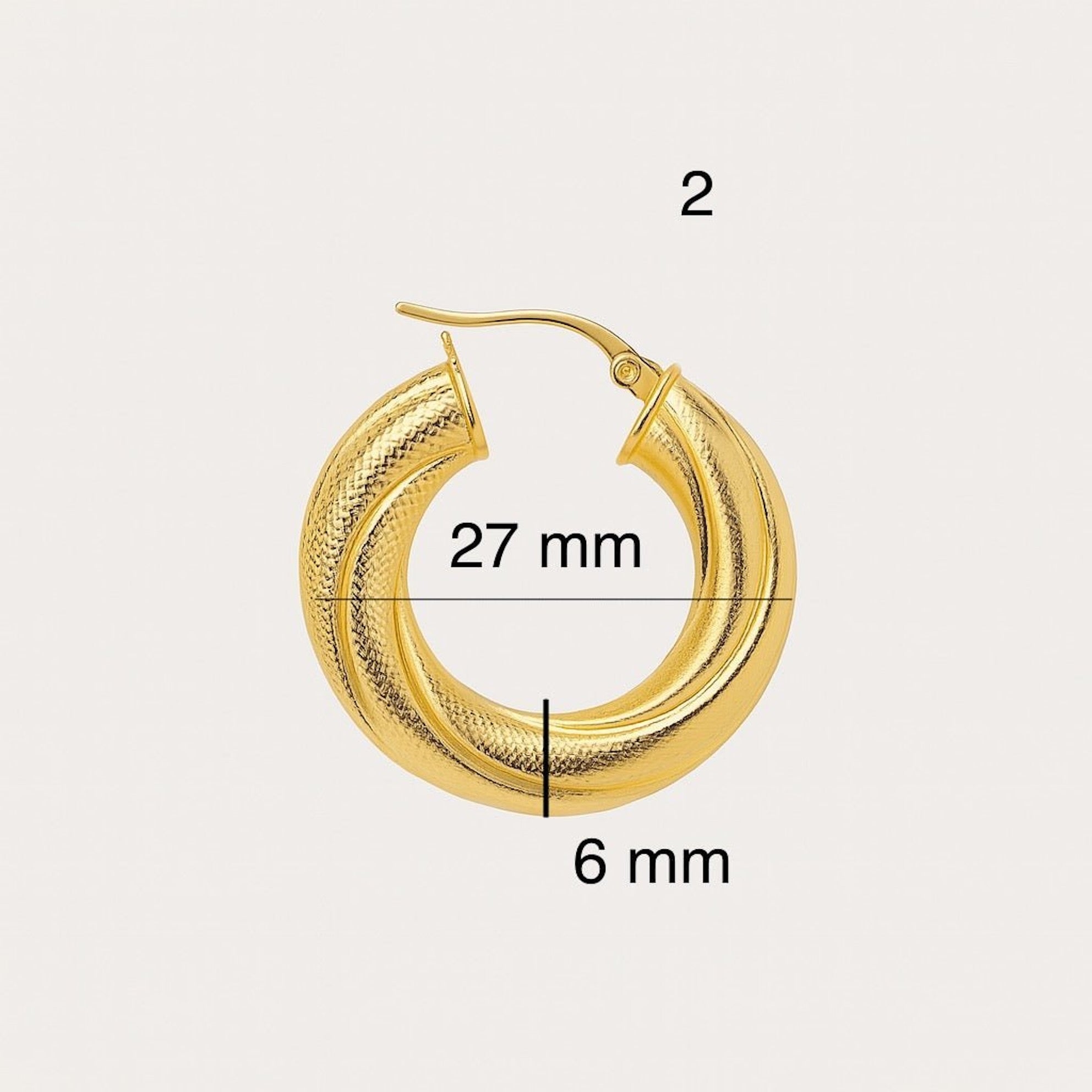 Argolla torcida satinada en oro 14K, 6 mm de grosor y 27 mm de diámetro, tamaño mediana