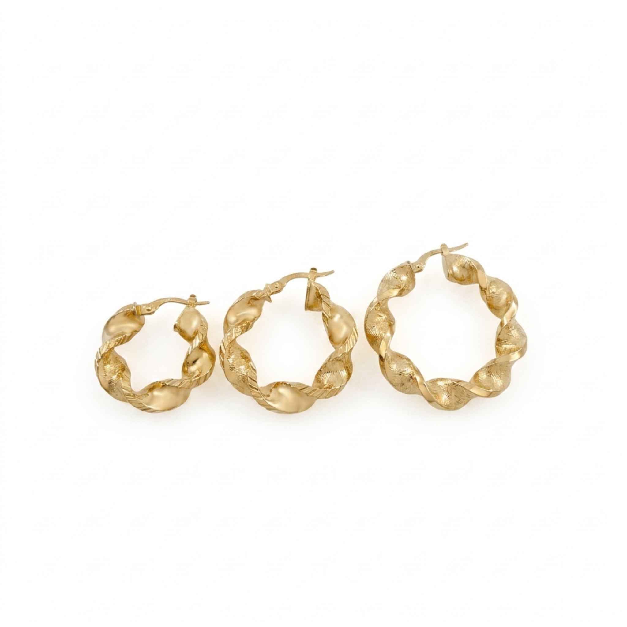 Tres tamaños de argollas en espiral de Oro 10K con grosor de 6 mm, presentadas juntas para comparar medidas de 23 mm, 27 mm y 32 mm.
