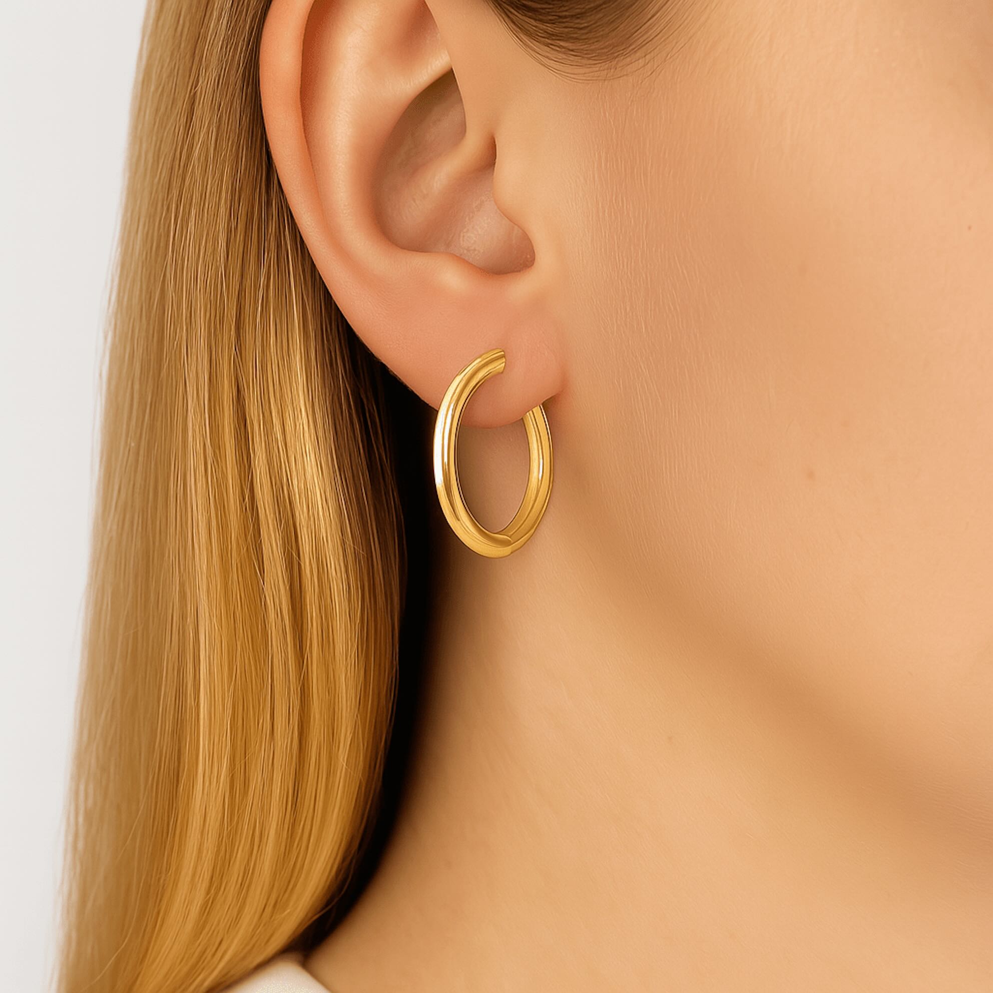 Argollas lisas de oro 14K con acabado espejo (4 mm) - Joyería TuOro