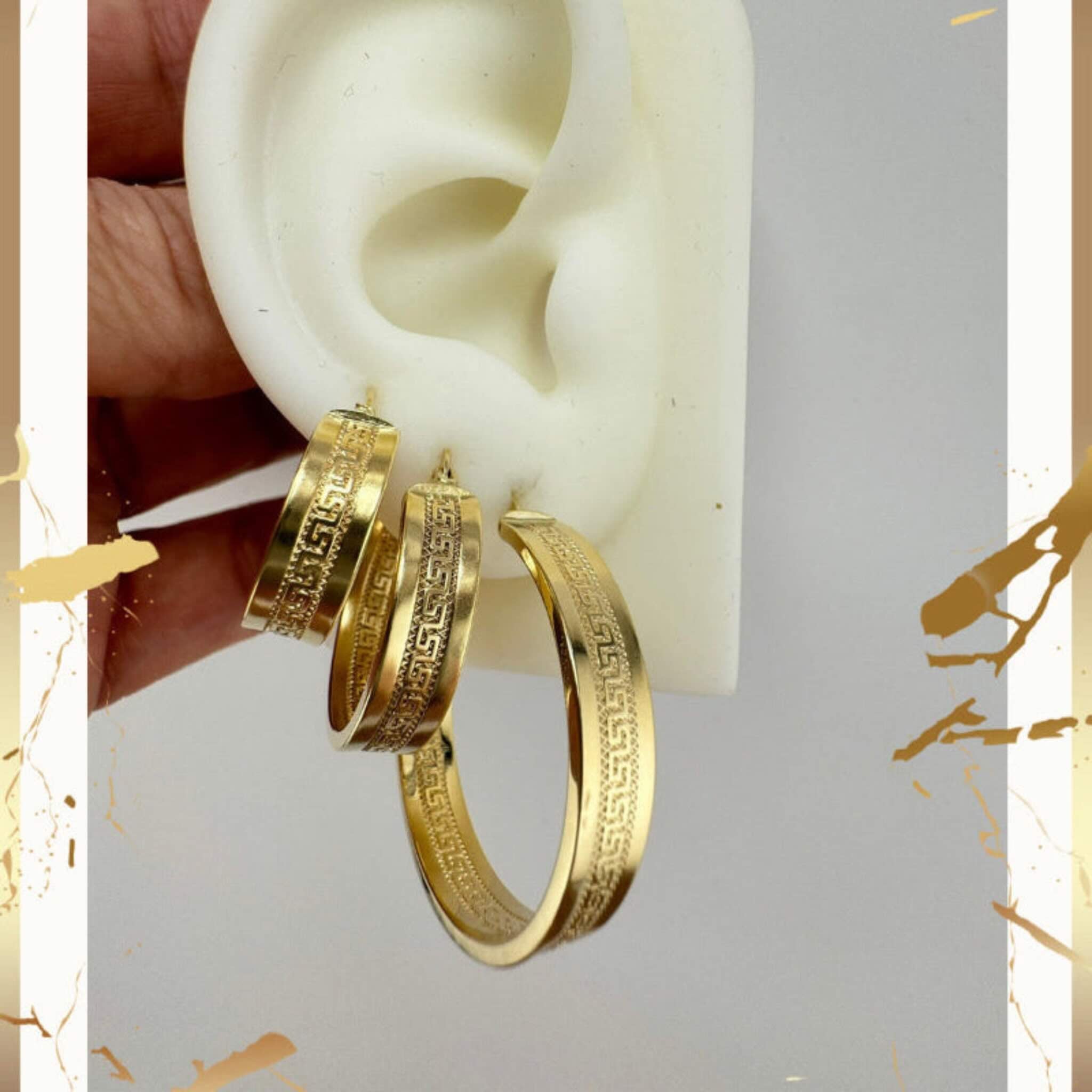 Argollas meandro en Oro 14K con diseño media caña lisa, mostradas en la oreja para apreciar tamaño y estilo · TuOro