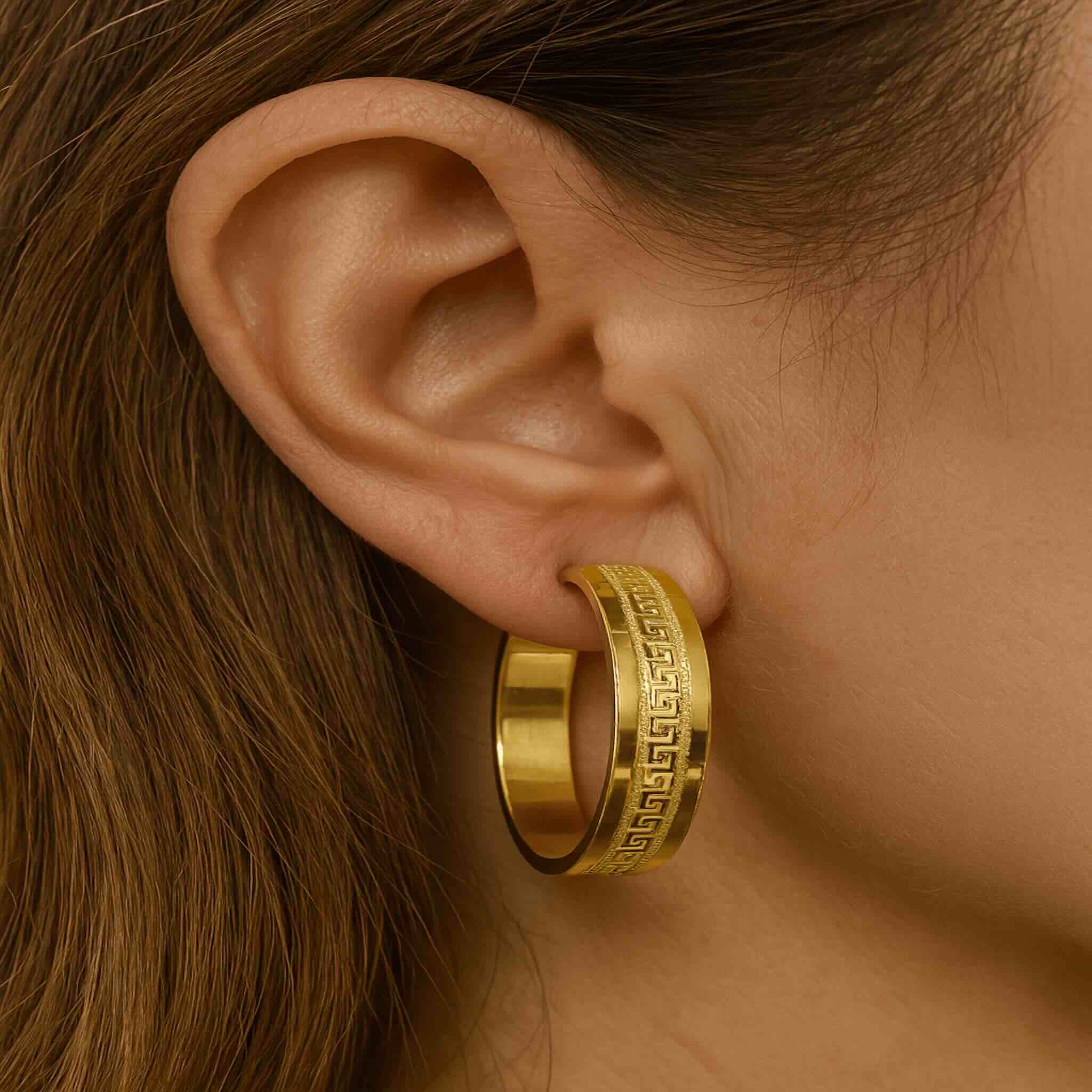 Argollas meandro en Oro 14K con diseño media caña lisa, mostradas en la oreja para apreciar forma y estilo · TuOro