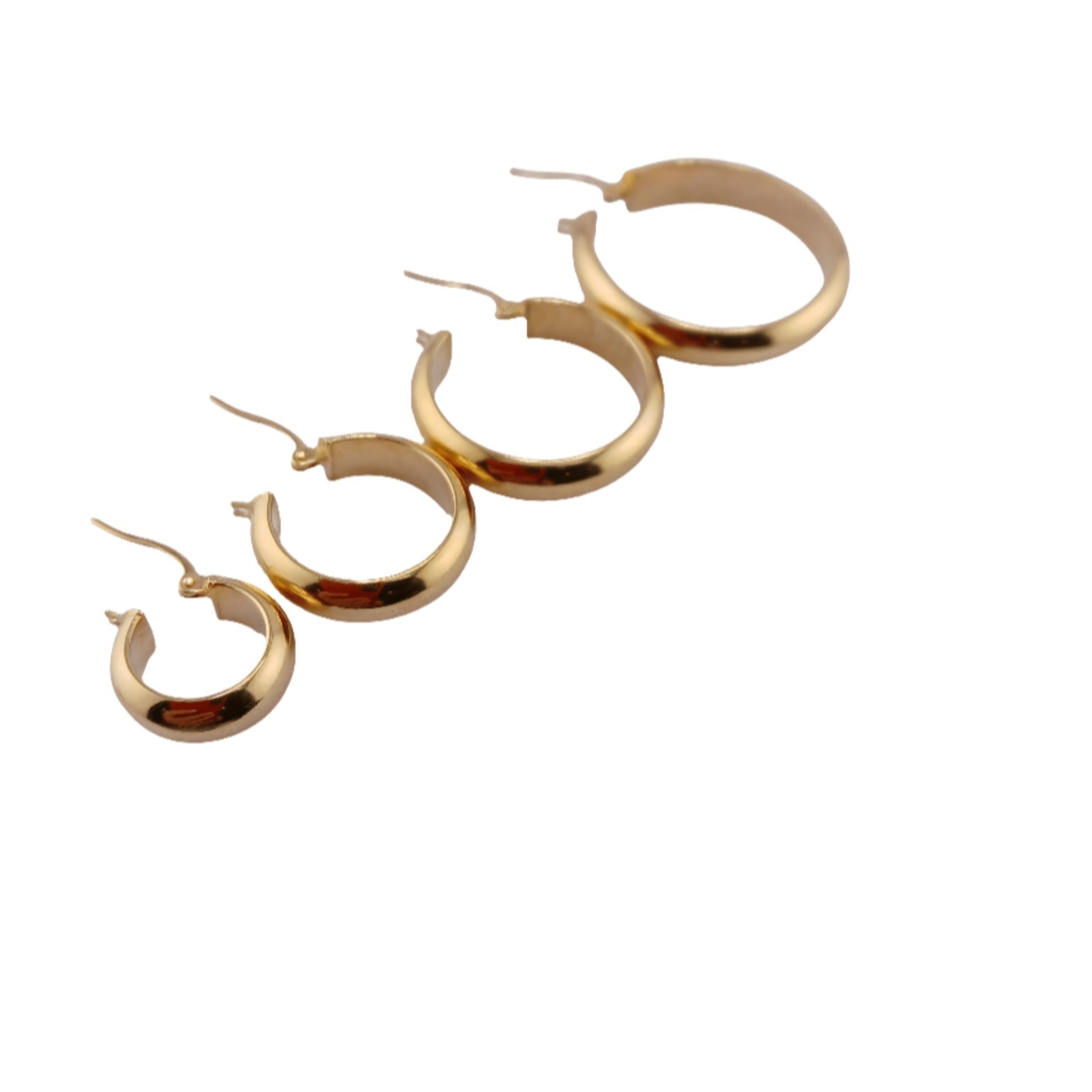 Set de argollas lisas media caña en oro 14K con terminación espejo, mostradas desde un ángulo lateral para resaltar su diseño curvo y grosor balanceado – Joyería TuOro