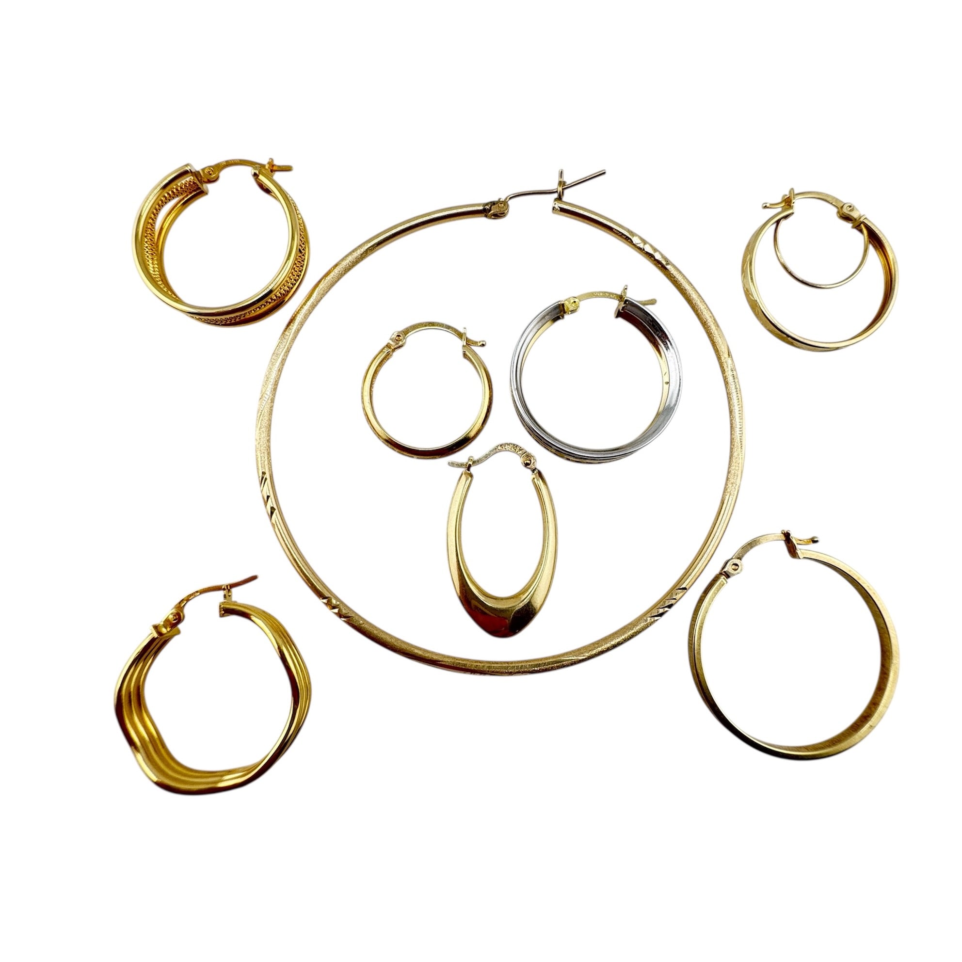 Variedad de argollas en oro 14K con diferentes diseños: tres aros lisos, bicolor con circonias, texturizado, ovaladas, dobles concéntricas, meandro y de forma fina extragrande.”