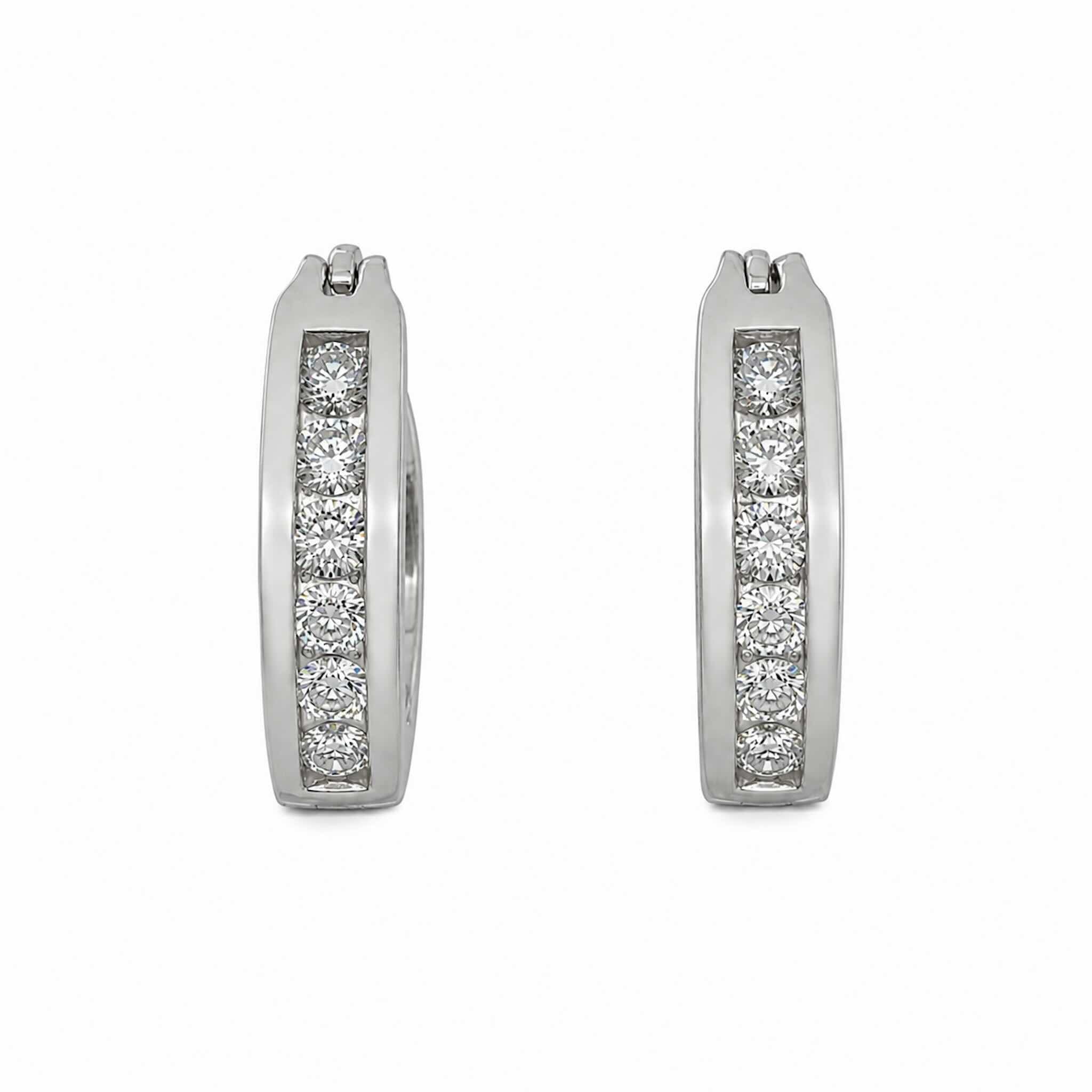 Argollas de Plata 925 con Rodio y piedras brillantes en canal, detalle frontal del diseño elegante de TuOro.