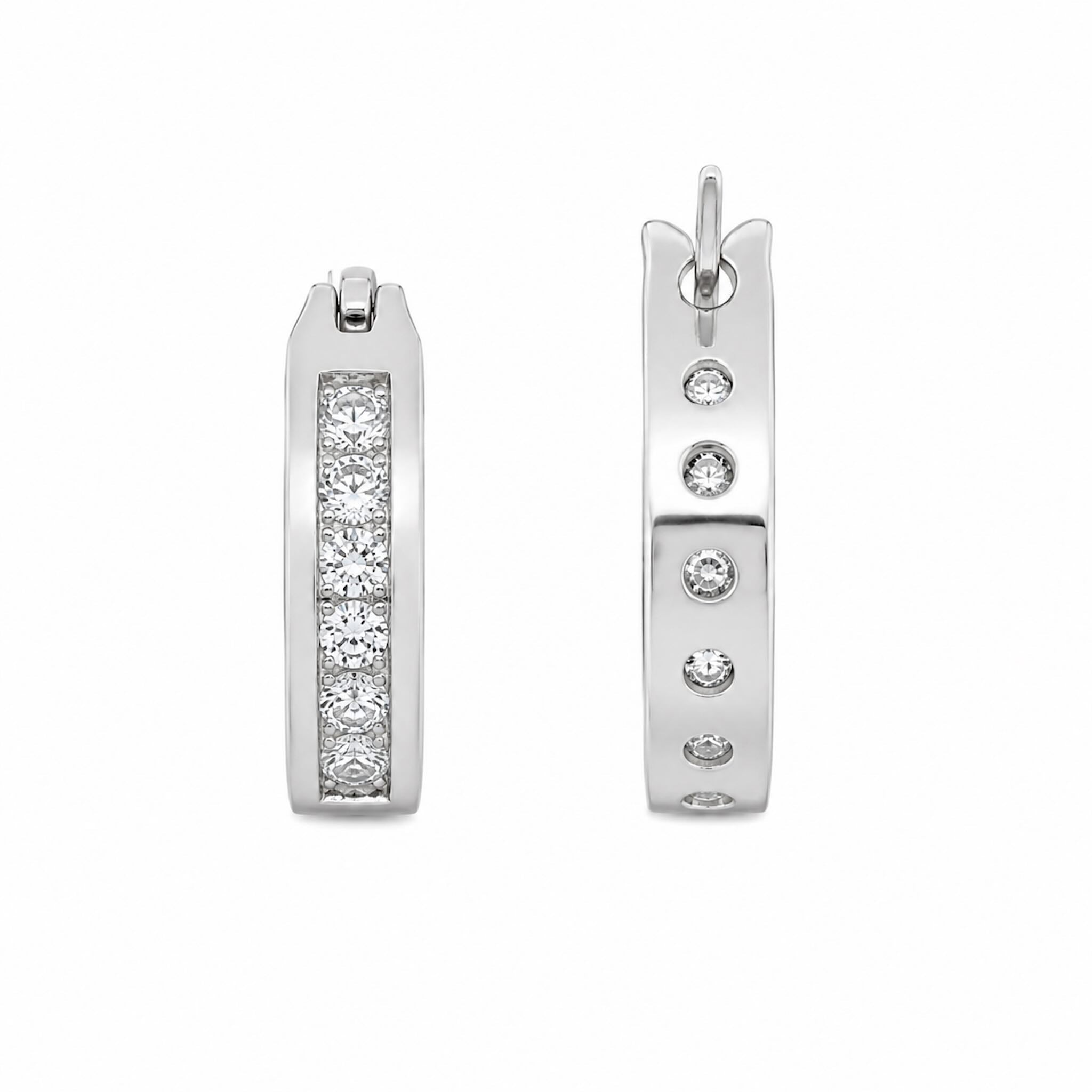 Par de argollas de Plata 925 con Rodio y piedras brillantes, acabado pulido y cierre seguro estilo clásico de TuOro.