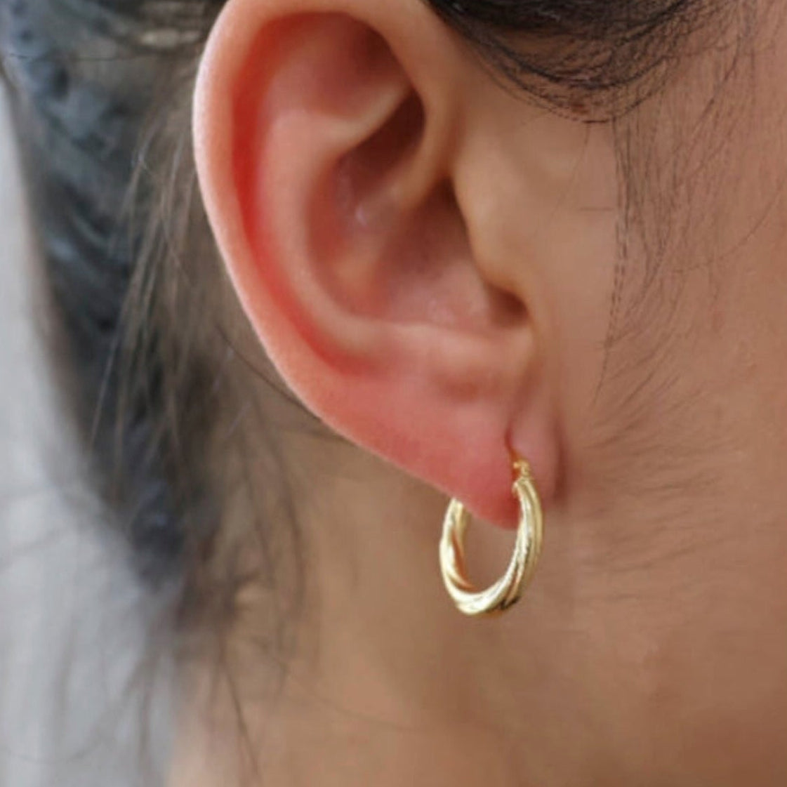 Argollas torcidas lisas de oro 14K 3 mm en modelo usandola TuOro