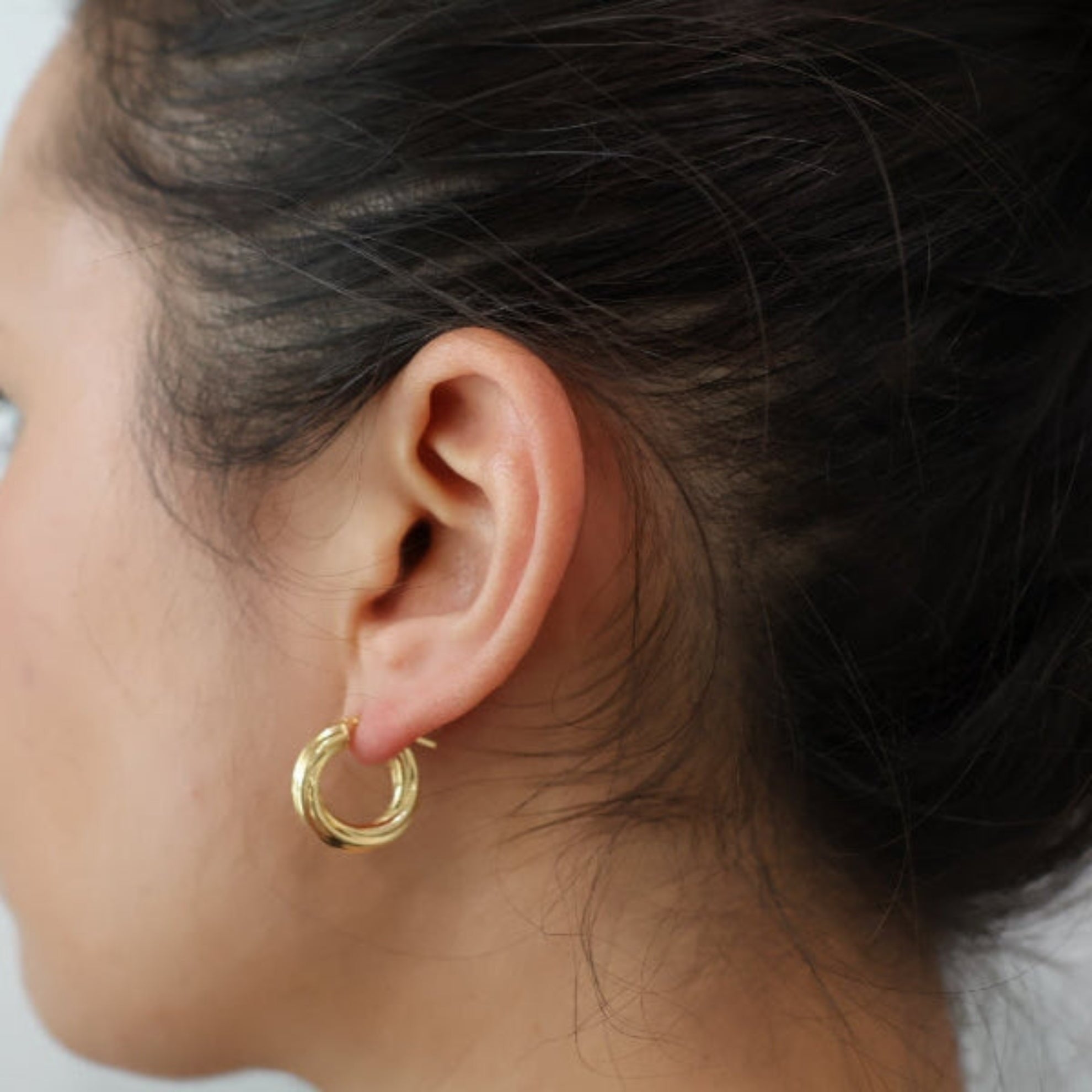 Argollas torcidas lisas de oro 14K – Grosor 4 mm, varias medidas disponibles - Joyería TuOro