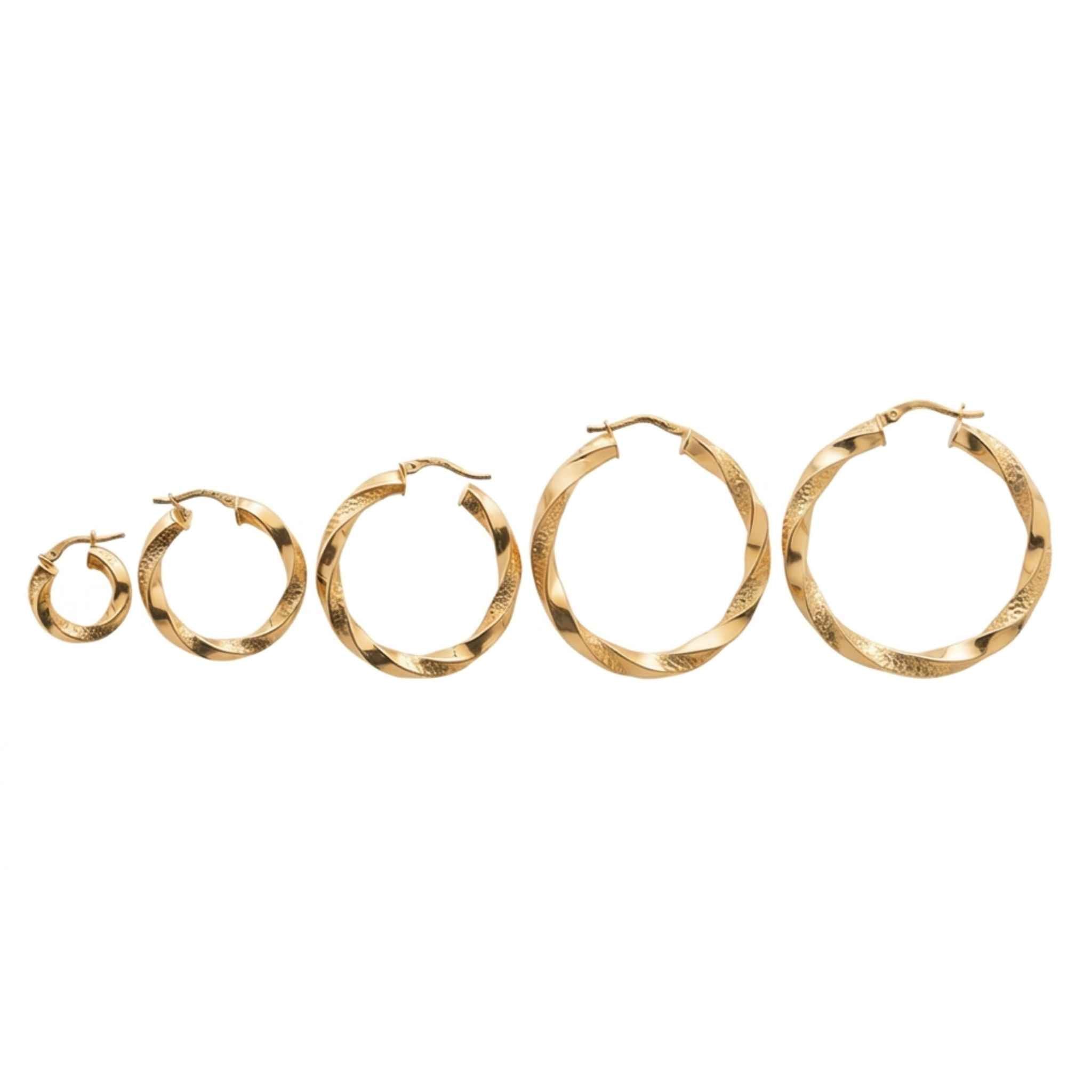Argollas torcidas de Oro 10K grosor 4 mm en cinco tamaños diferentes, con acabado liso brillante y diamantado.