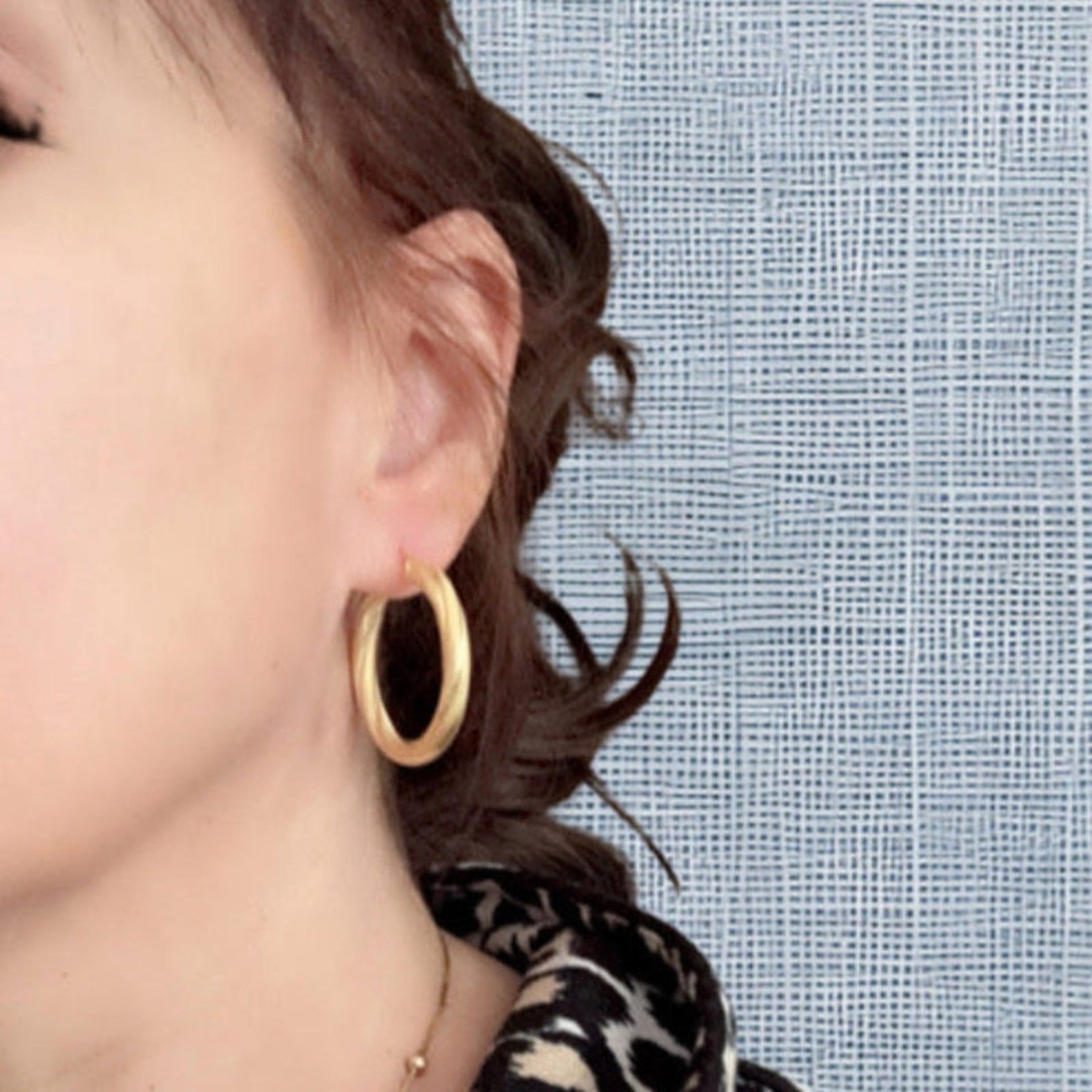 Argollas torcidas satinadas de oro 14K, grosor 4 mm, varios tamaños - Joyería TuOro