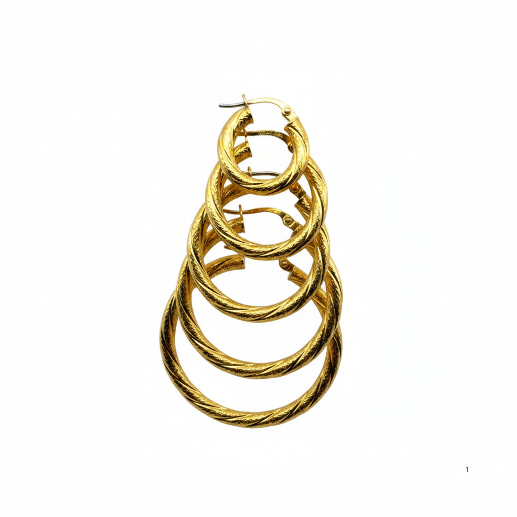 Cinco tamaños de Argollas Torcidas Satinadas en Oro 10K 3 mm con diseño torcido, textura satinada y cierre de bisagra.