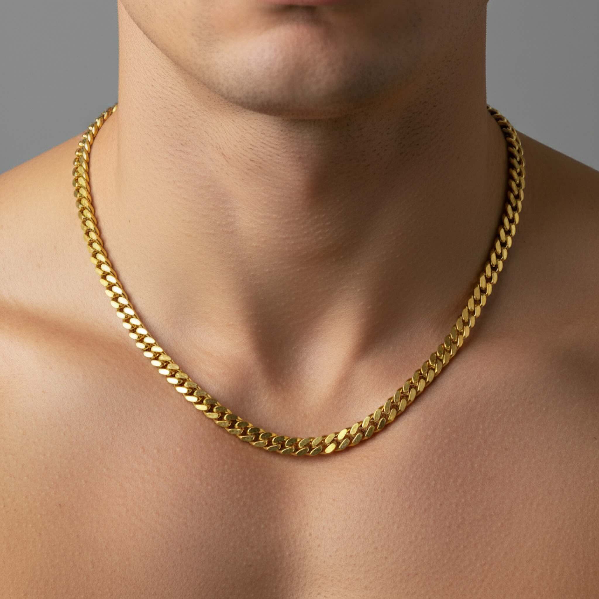 Cadena con cierre de caja en Oro 10K, Cuban Link en 6 mm de ancho, mostrandose en modelo hombre.TuOro.