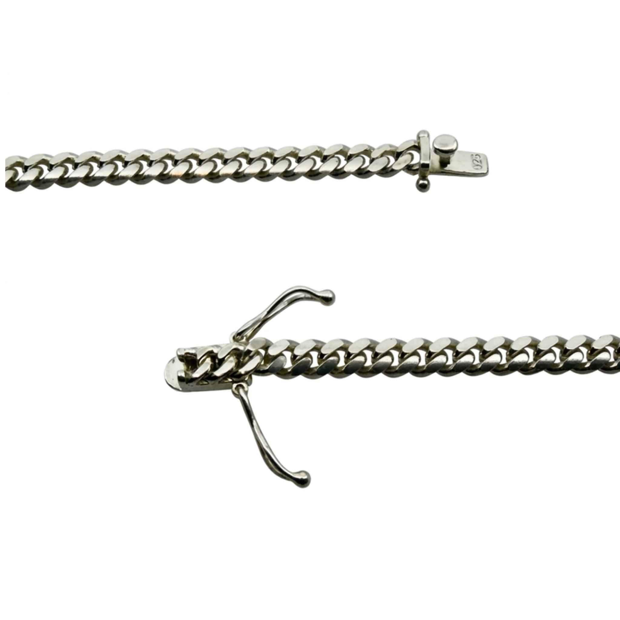 Detalle del cierre de seguridad de la cadena Cuban Link sólida de Plata 925 de 4 mm mostrando el mecanismo de broche, TuOro.