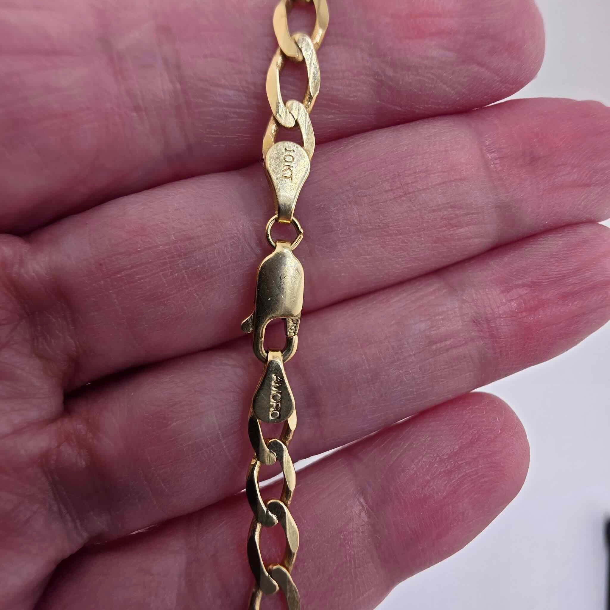 Cadena cubana italiana de 4.5 mm en Oro amarillo 10K con largo de 20 pulgadas, diseño clásico y acabado pulido mostrando detalles. TuOro.