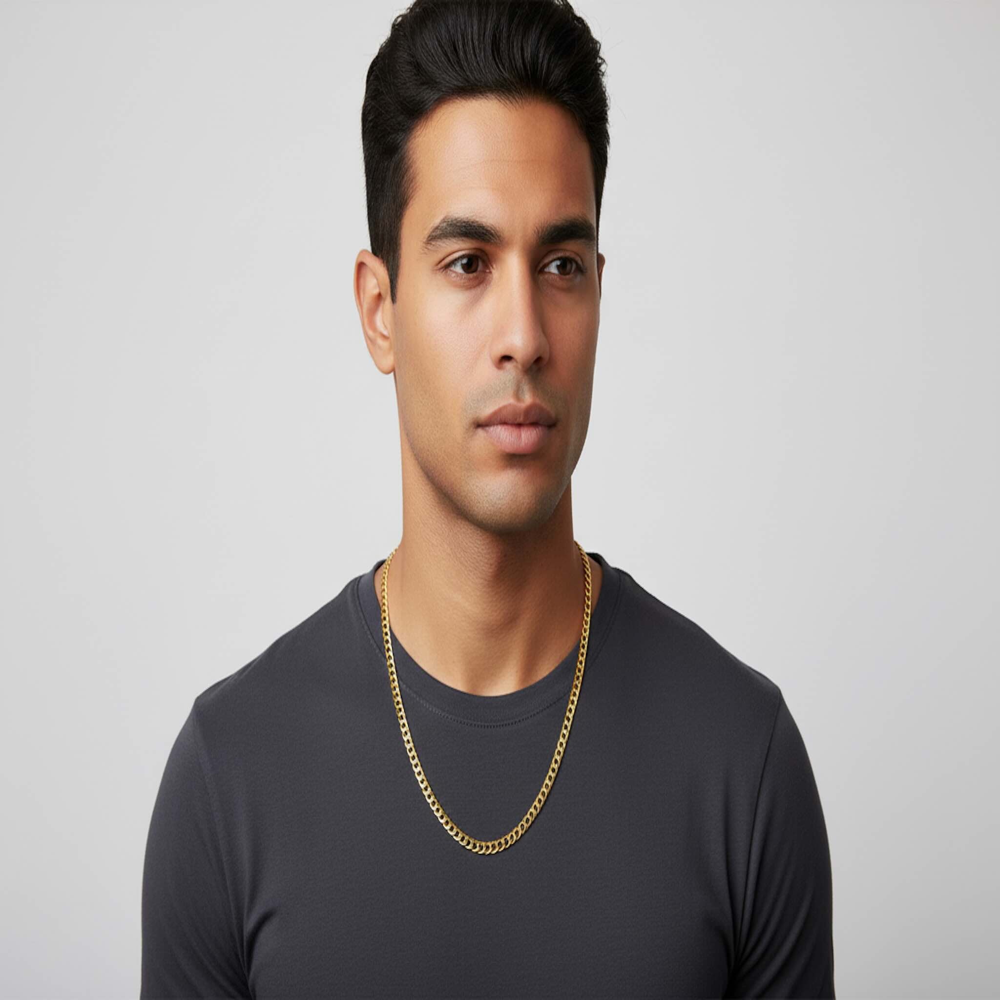 Cadena cubana italiana de 4.7 mm en Oro amarillo 14K colocada en el cuello, TuOro.