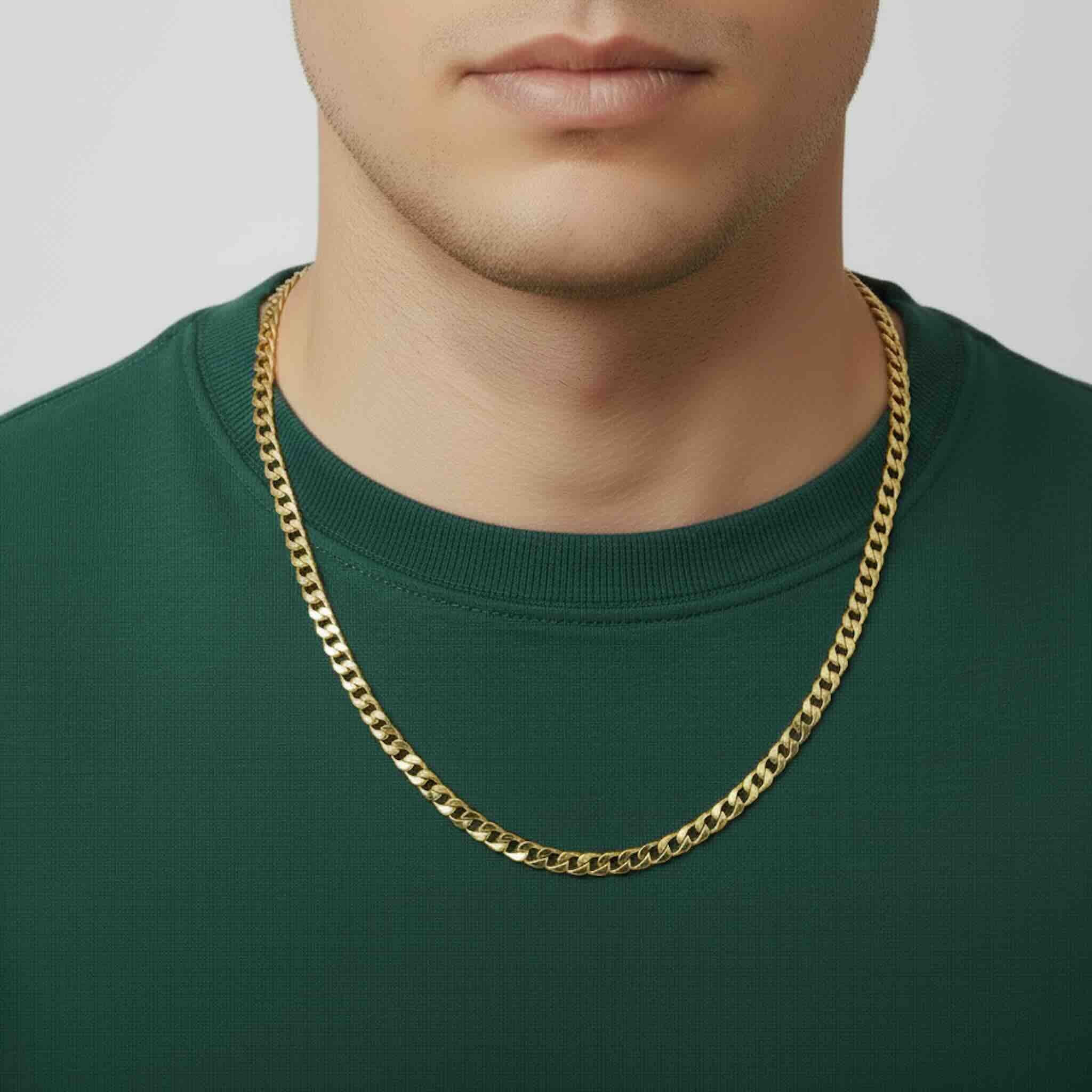 Cadena Cubano-Italiana de oro amarillo 10K de 5.3 mm usada por un hombre con camiseta verde, TuOro.