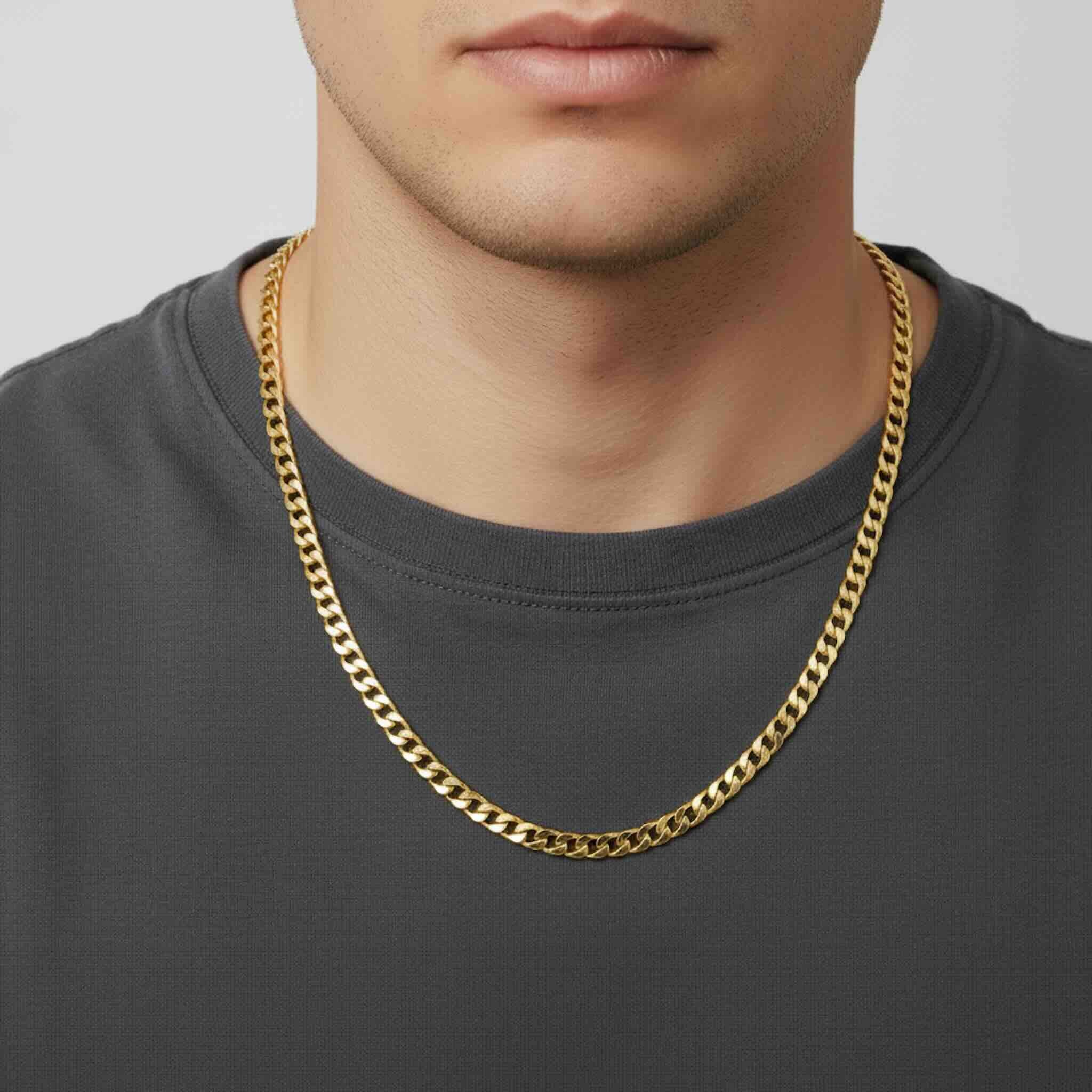 Cadena Cubano-Italiana en oro 10K de 6.5 mm completa puesta en el cuello de un hombre joven.