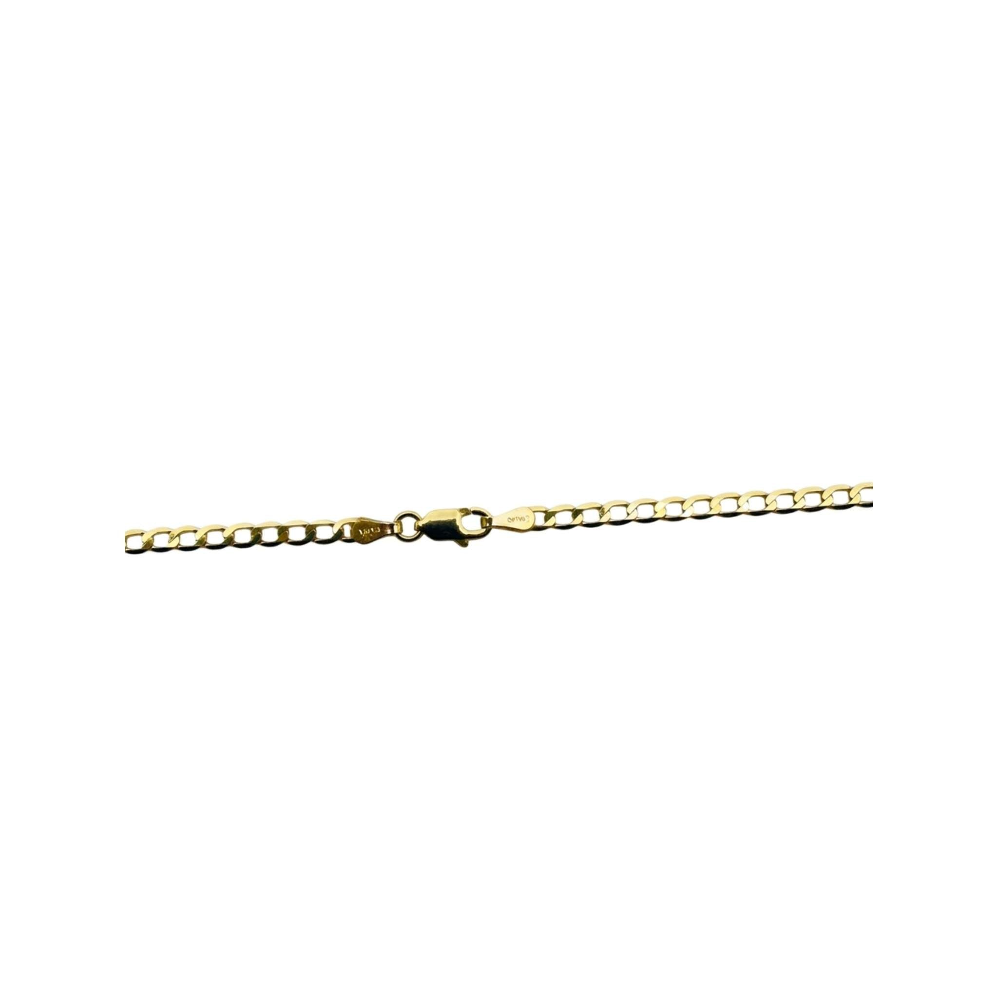 Cadena cubano-italiana de oro 10K de 2.5 mm y mostrando detalles del cierre en fondo blanco.