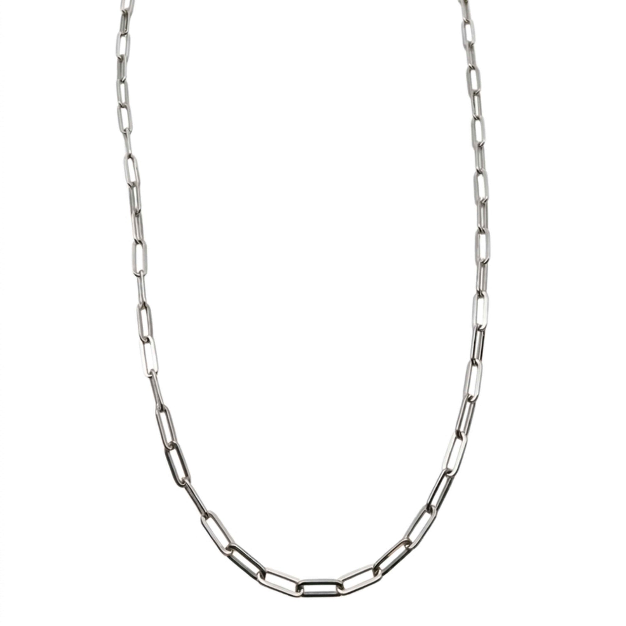 Cadena Paperclip con rodio de Plata 925 de 3.2 mm de TuOro recortada sobre fondo blanco con acabado brillante tipo rodio.