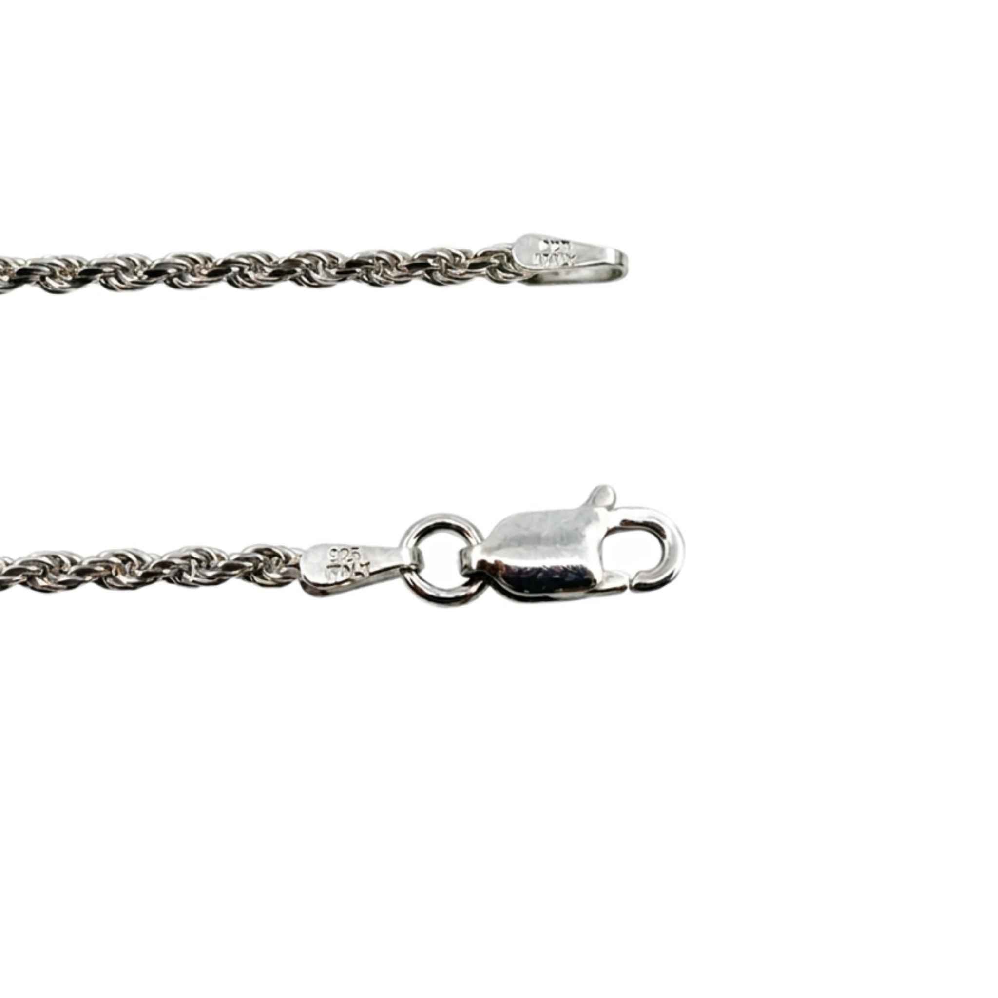 Cadena de soga sólida con rodio de Plata 925 de 2 mm mostrando detalles del cierre, estilo minimalista de TuOro