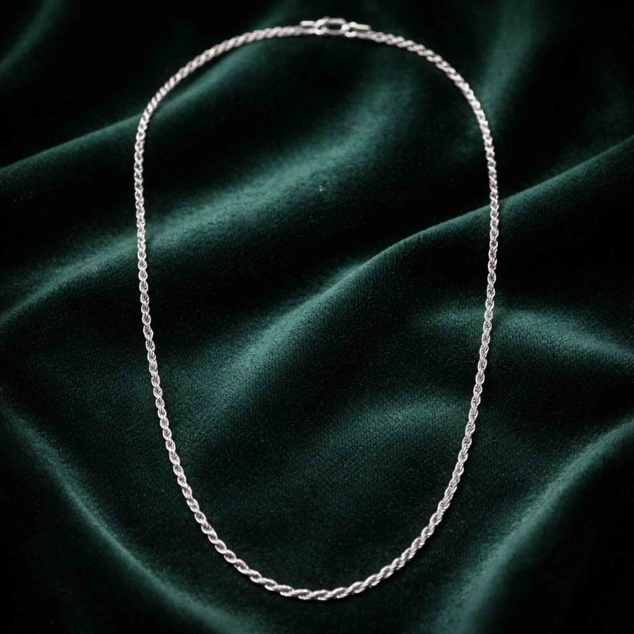 Cadena de soga sólida con rodio de Plata 925 de 2 mm sobre tela oscura elegante estilo lujo de TuOro