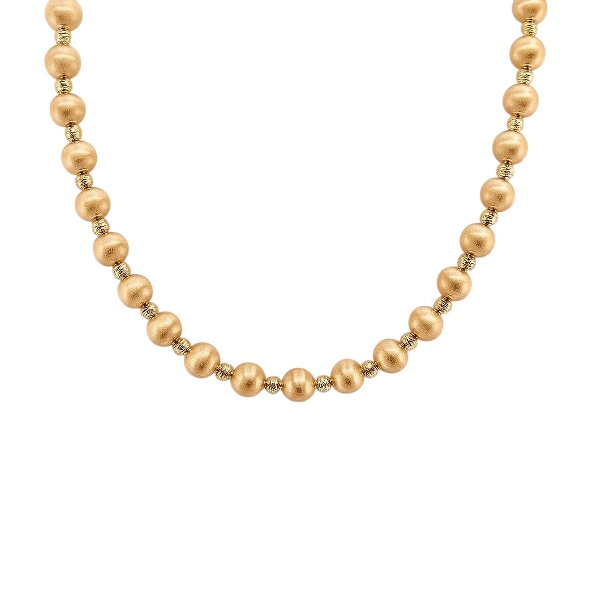 Collar de bolitas en oro 14K sainadas en 8 mm en primer plano.