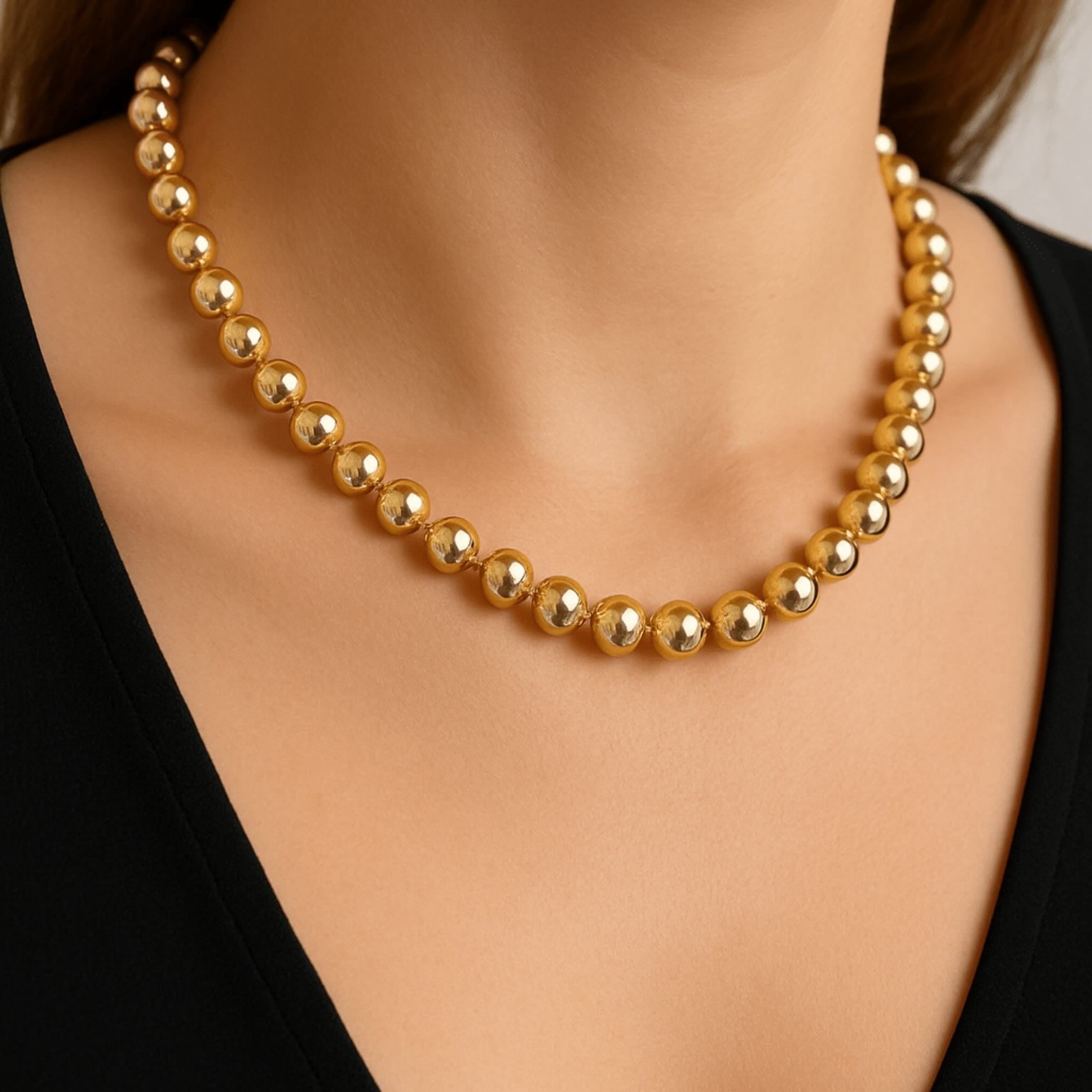 Collar de Bolitas en Oro 14k, siendo usada por Modelo.