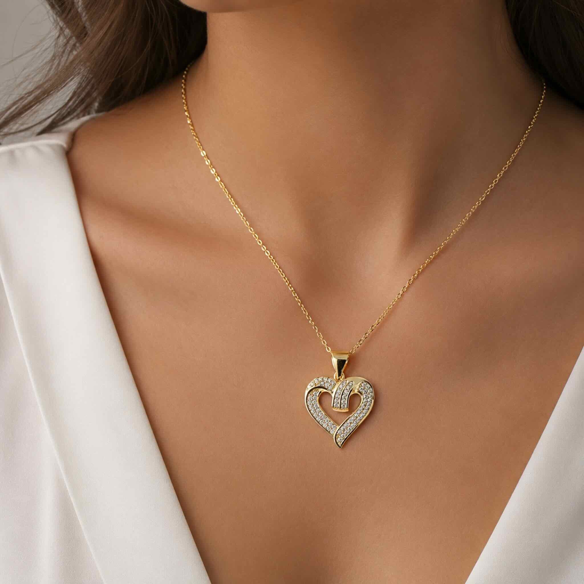 Mujer elegante luciendo dije de corazón en Plata 925 dorada con circonias y cadena dorada fina - TuOro
