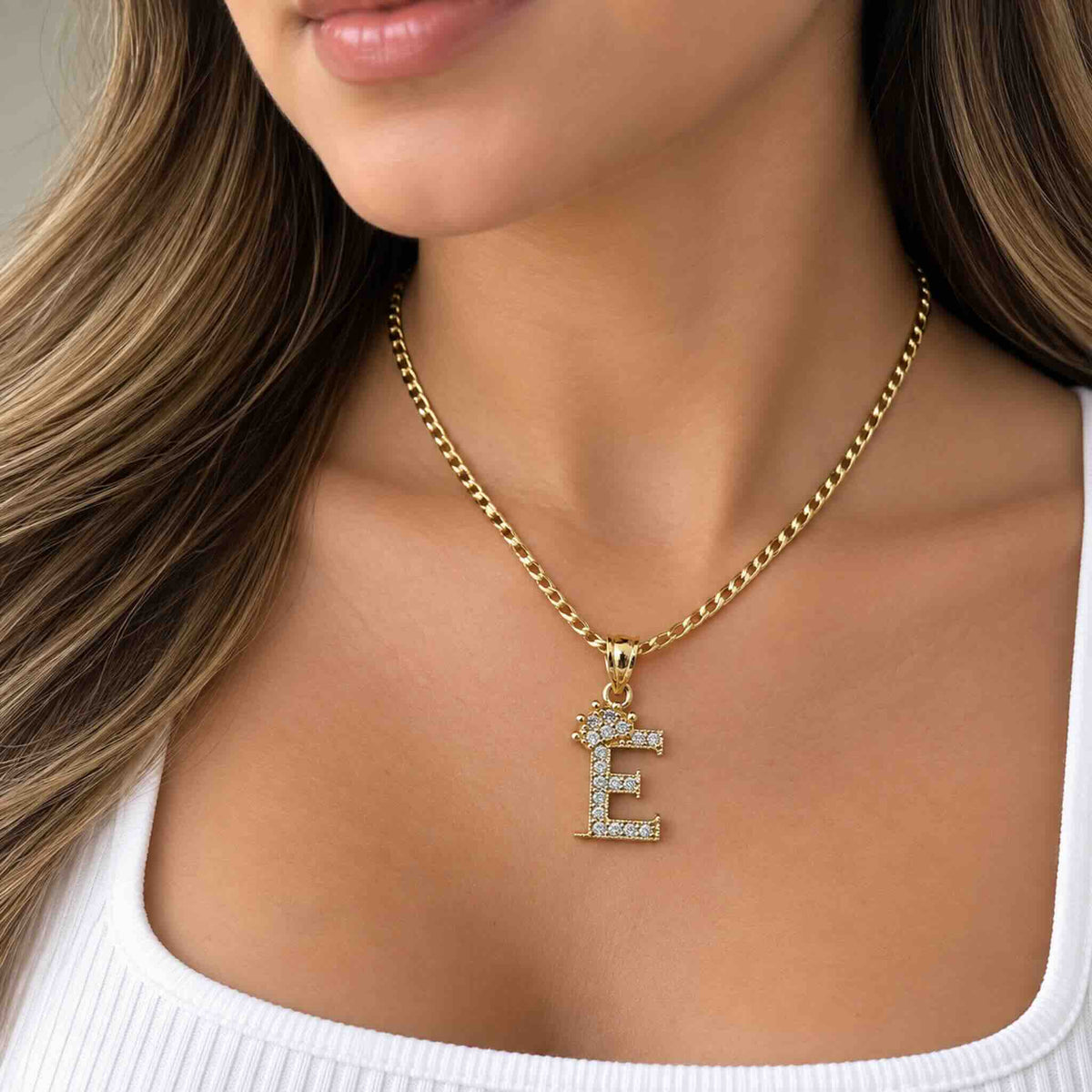 Dije de letra E con corona y circonias en Oro 10K lucido en cadena, joyería de inicial TuOro®
