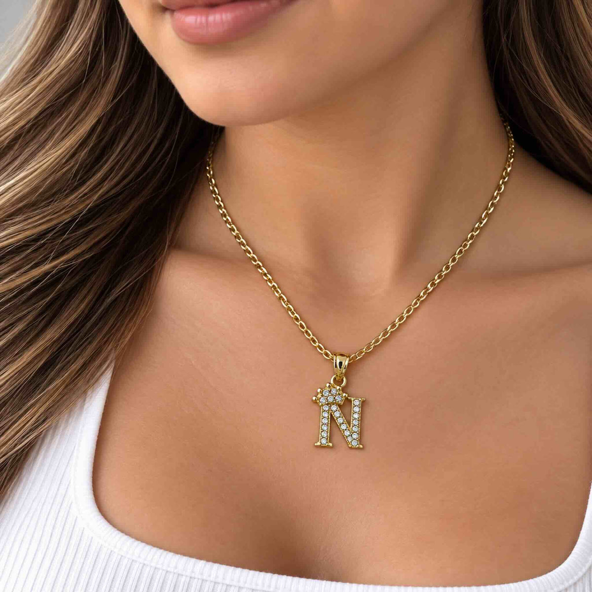 Dije de letra N con corona y circonias en Oro 10K sobre cadena, diseño elegante de TuOro®