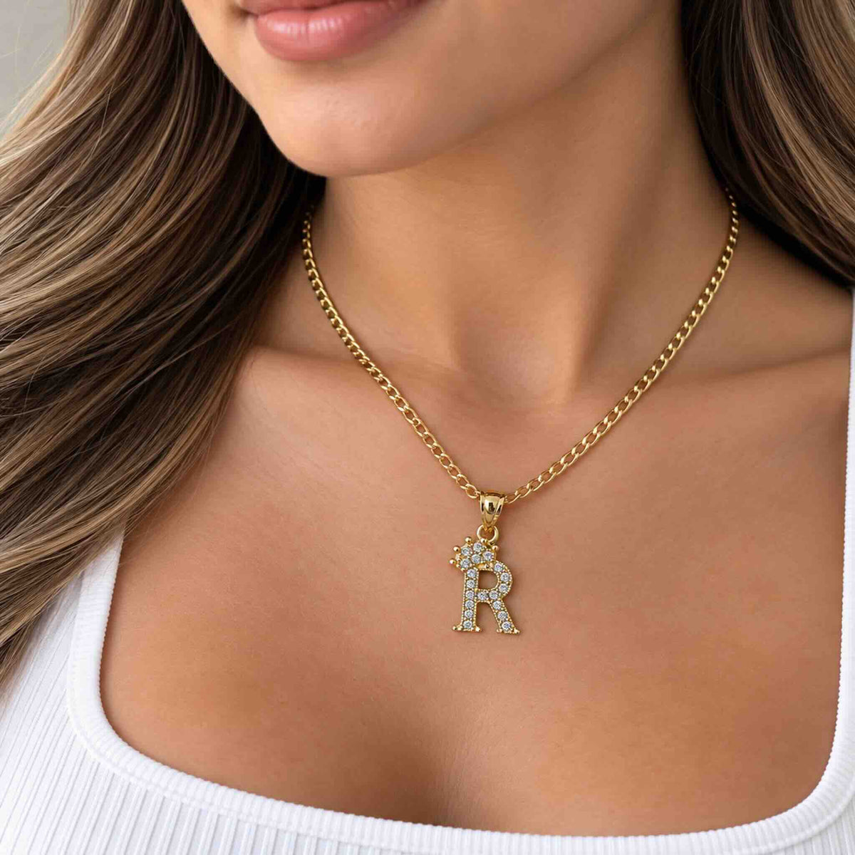 Dije de letra R con corona y circonias en Oro 10K lucido en cadena, diseño de inicial TuOro®