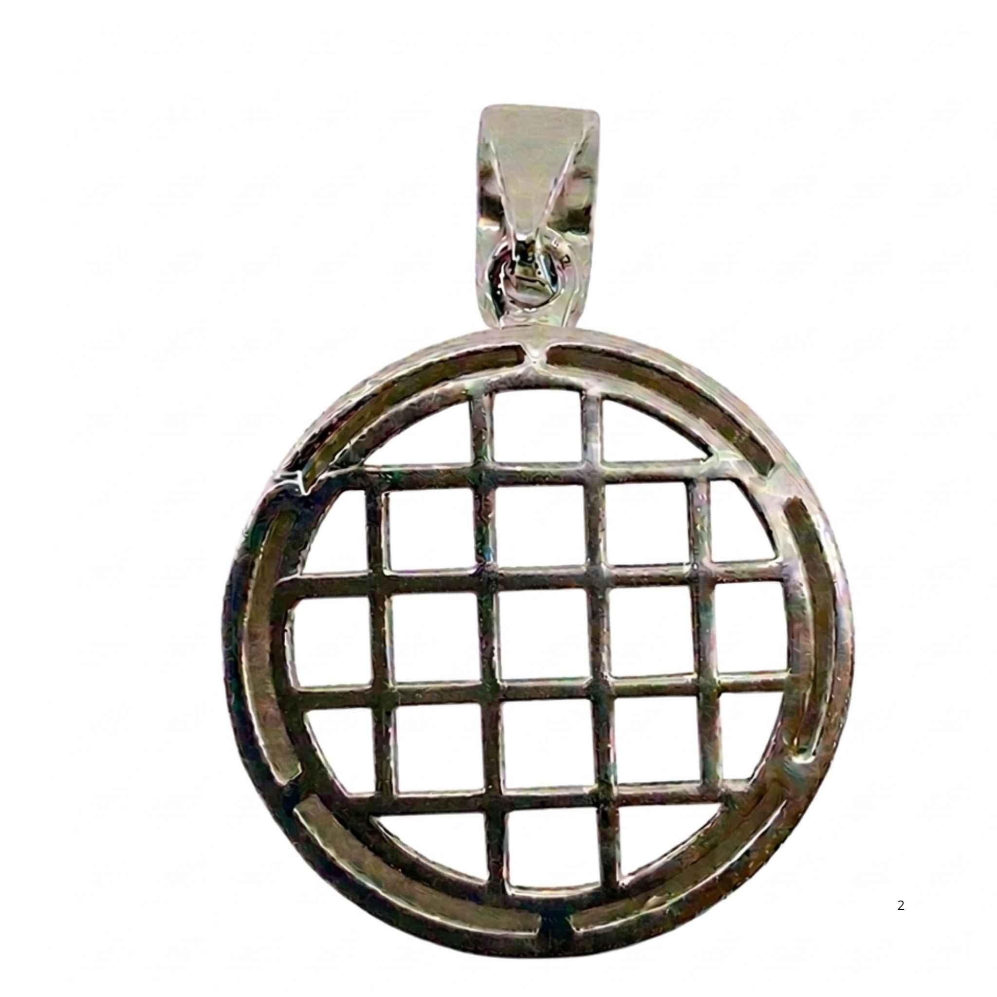 Dije de pelota de fútbol en Plata 925 esterlina con acabado pulido sobre fondo blanco, colección de dijes TuOro.