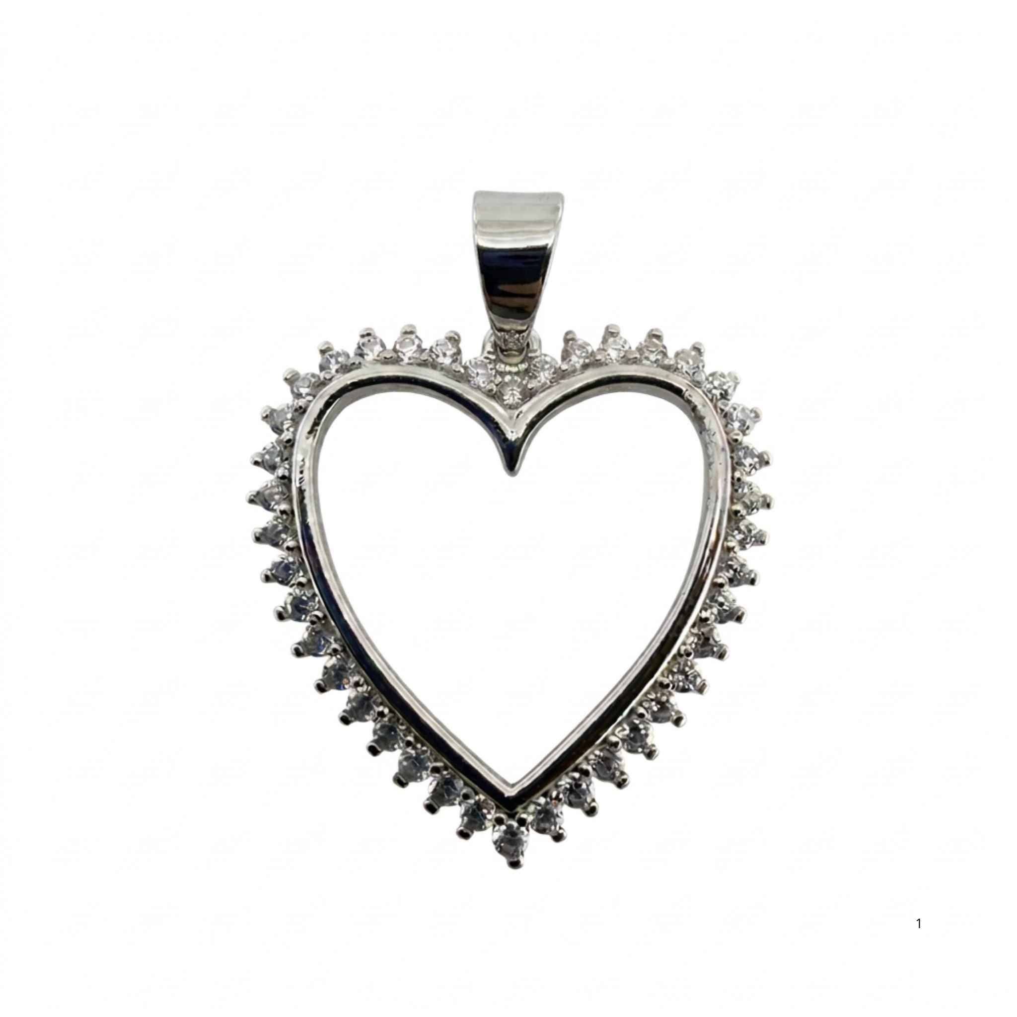 Dije de corazón en Plata 925 con Rodio y detalles brillantes, medidas 28 x 21 mm, fotografía de producto de TuOro.