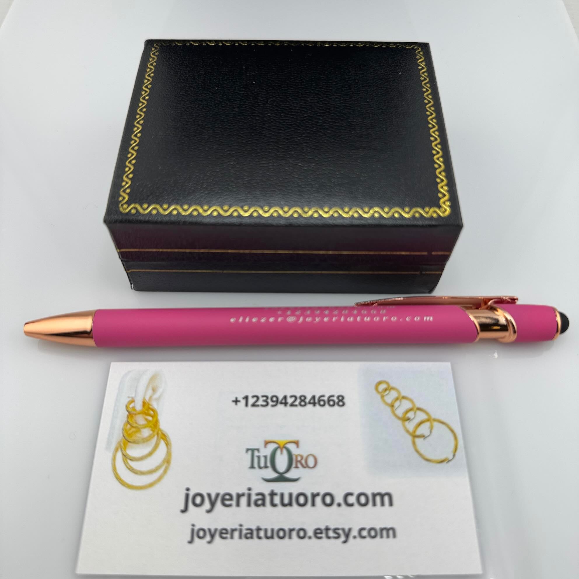 Presentación de empaque de Joyería TuOro: caja de lujo, bolígrafo personalizado y tarjeta con datos de contacto y enlaces oficiales