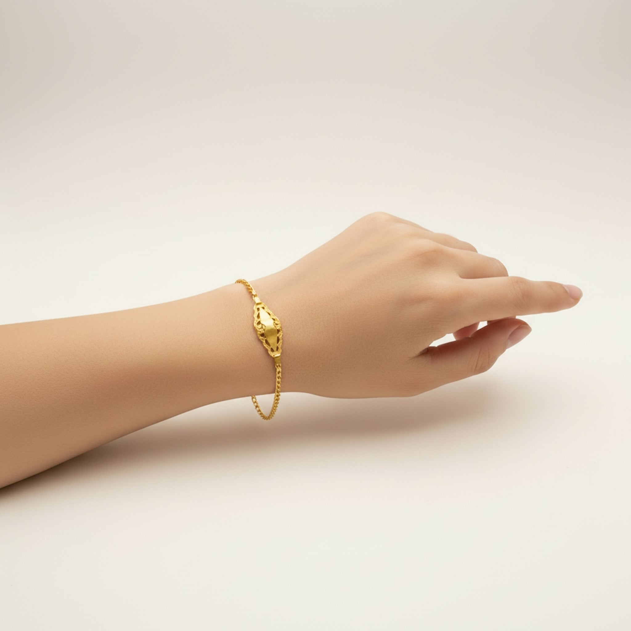 Pulsera Amoro de Oro 10K con placa calada de 4 mm colocada en la muñeca — TuOro