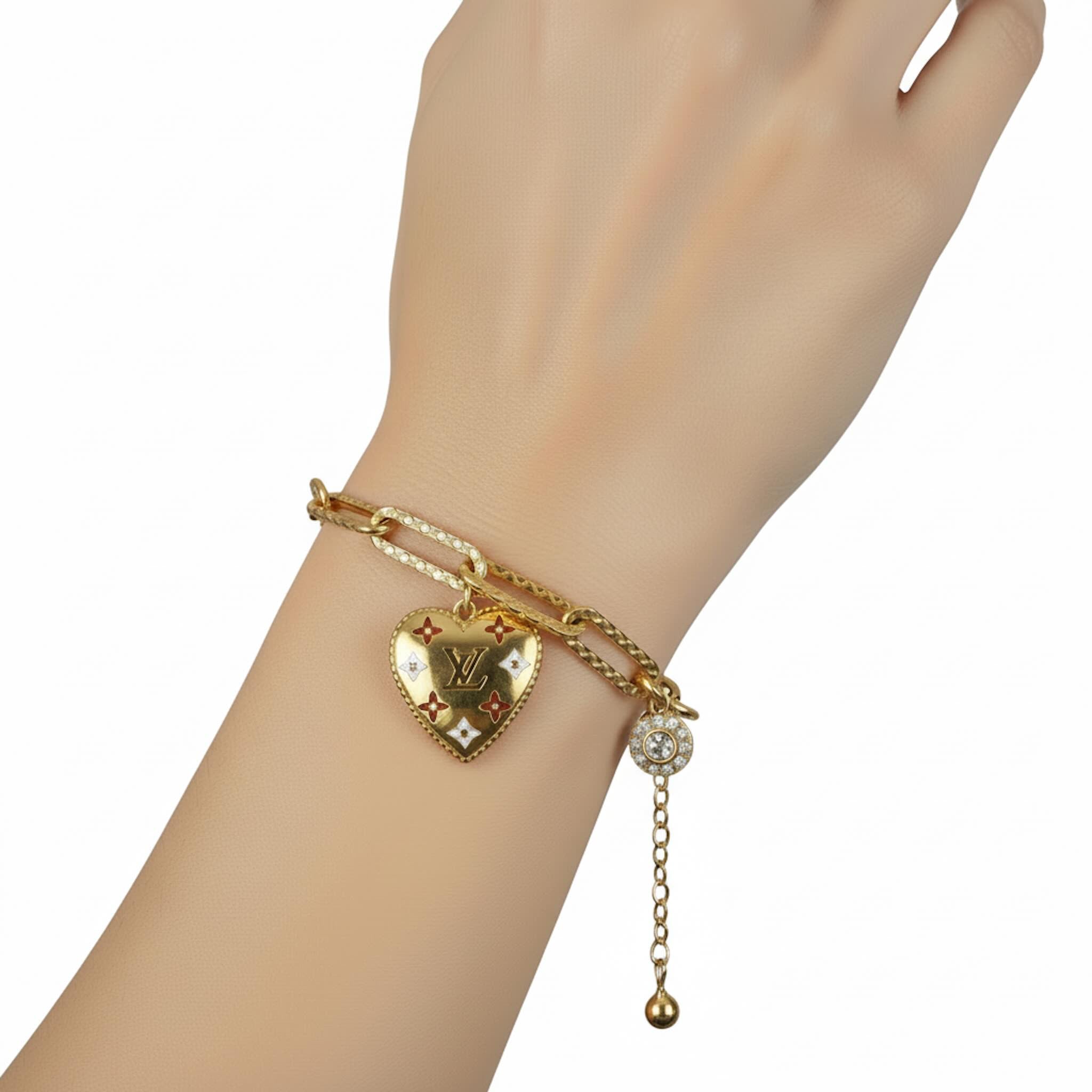 Pulsera ajustable en Oro 14K colocada en la muñeca con dije de corazón TuOro
