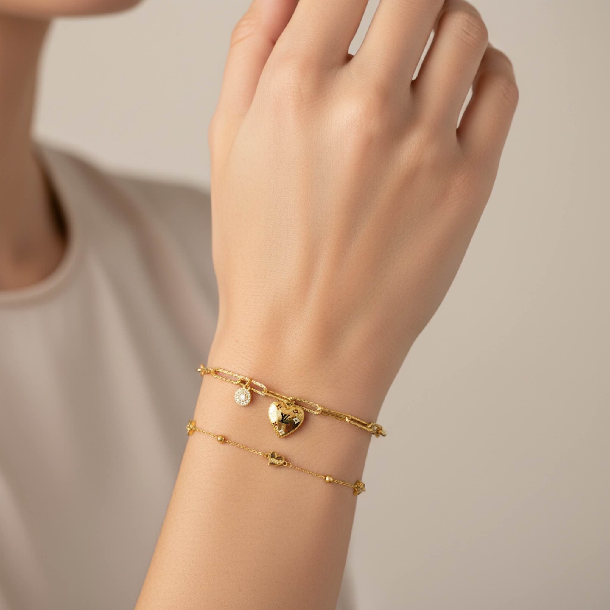 Pulsera en Oro 14K con diseño de corazón usada como accesorio diario TuOro