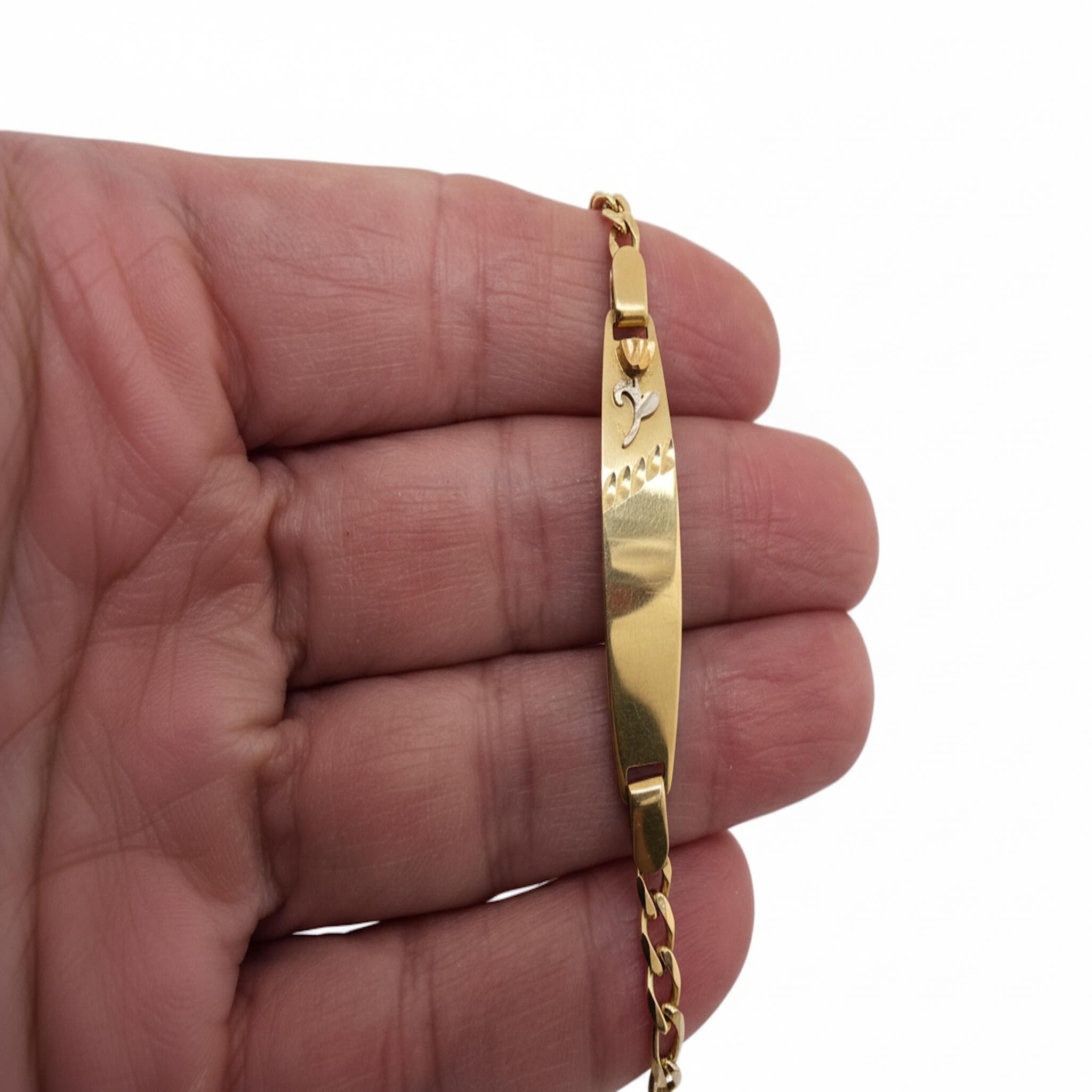 Pulsera Fígaro con placa en Oro 14K de TuOro, vista completa del diseño con eslabón fígaro clásico y placa central