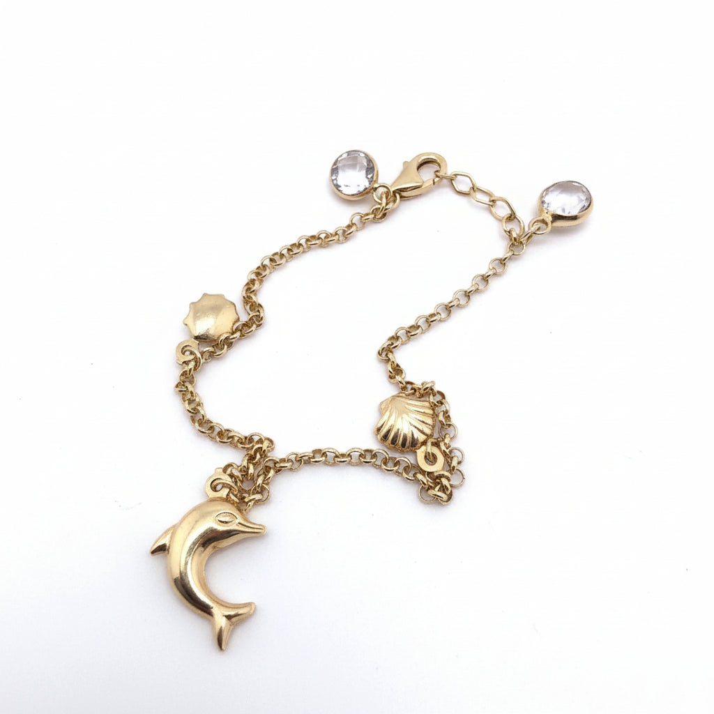 Detalle de los dijes marinos y cierre de langosta de la pulsera marina Rolo en Oro 14K, acabado auténtico TuOro.